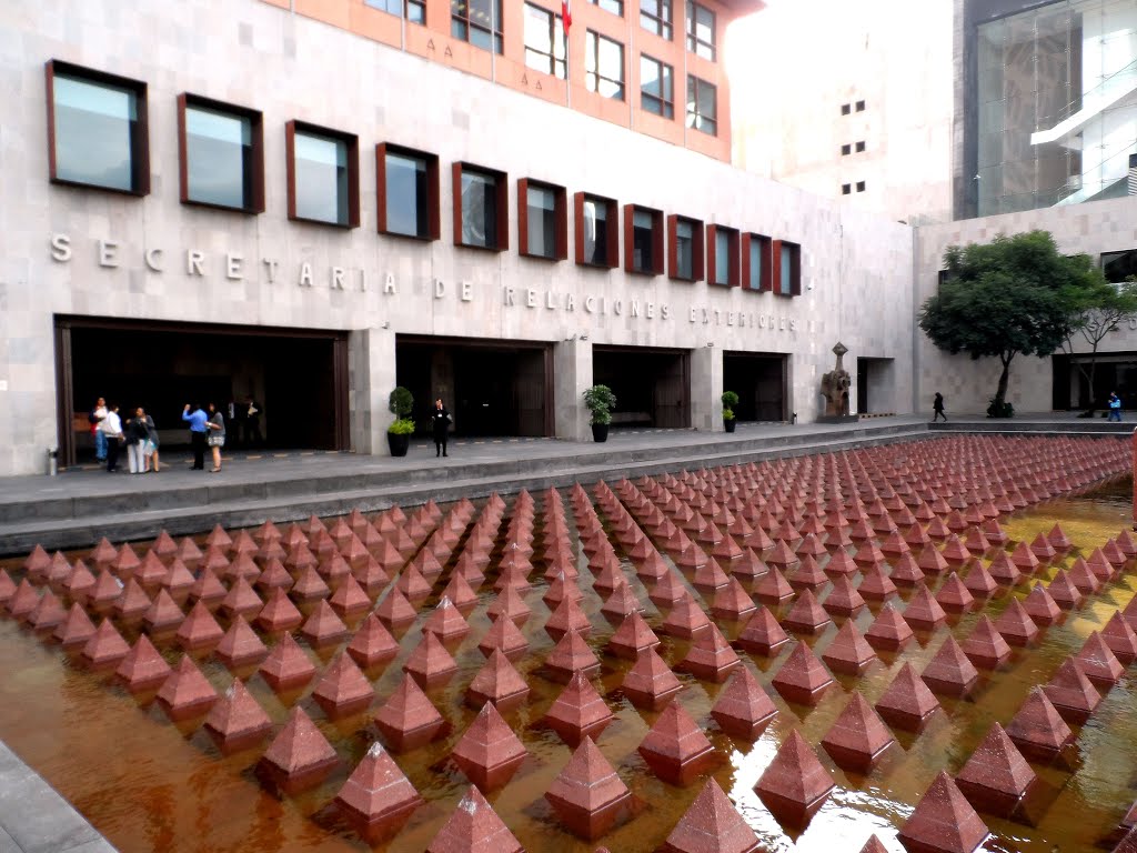 La SRE reporta que no hay mexicanos lesionados y mantiene a sus embajadas en alerta permanente; la representación en Irán operará temporalmente desde Azerbaiyán