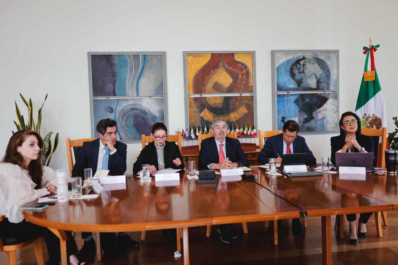 El canciller Juan Ramón de la Fuente sostuvo una reunión virtual con embajadores en la región para dar seguimiento a la situación de connacionales y fortalecer coordinación ante el contexto regional.