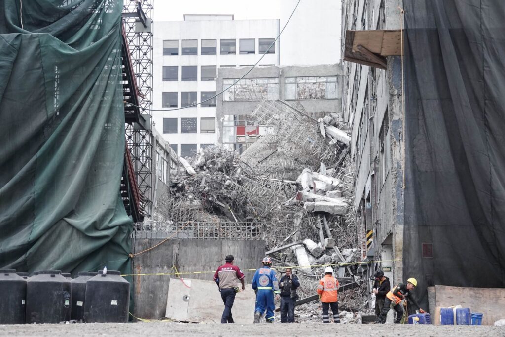 El hallazgo del último trabajador atrapado puso fin a las labores de rescate tras el derrumbe de un inmueble en demolición en la colonia Tránsito, alcaldía Cuauhtémoc; el saldo final es de tres muertos y un lesionado.