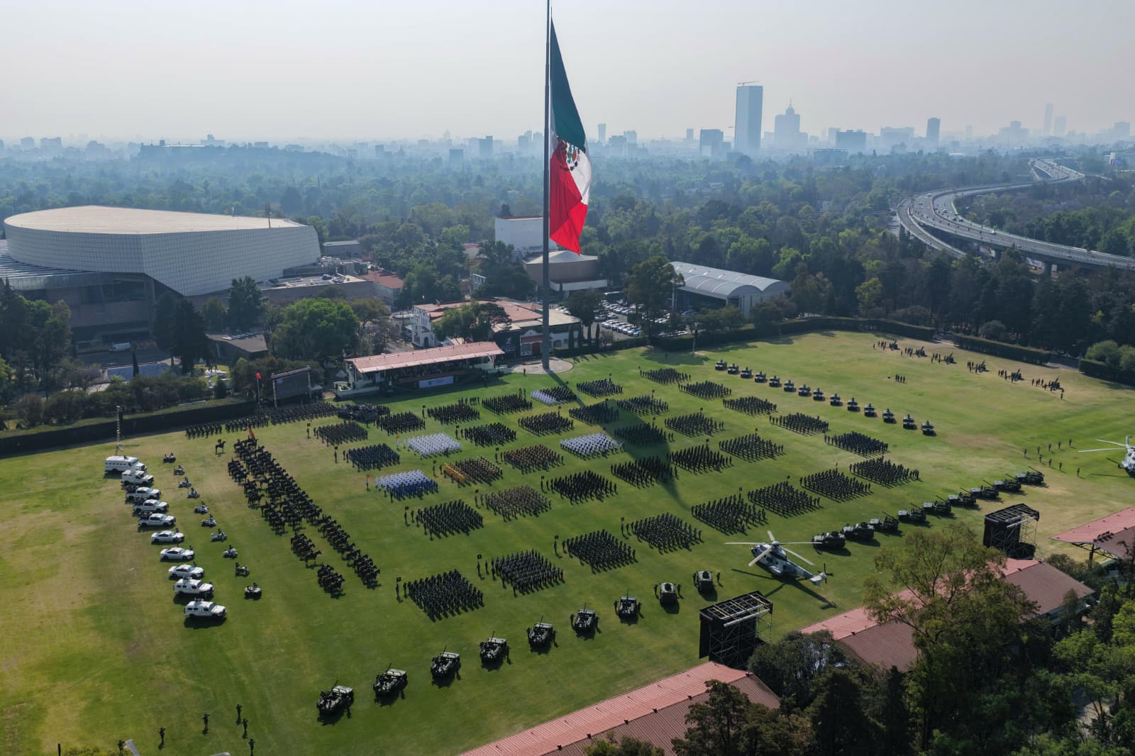 En la ceremonia por el Día Internacional de la Mujer en Campo Marte, la presidenta Claudia Sheinbaum destacó el papel de las mujeres de las Fuerzas Armadas en la construcción de un país más justo y soberano y llamó a seguir avanzando hacia la igualdad.