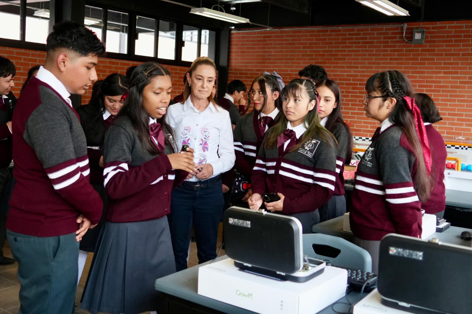 En un acto en el Estado de México, la presidenta pidió respeto entre jóvenes y exhortó a las estudiantes a defender sus aspiraciones rumbo al 8M.