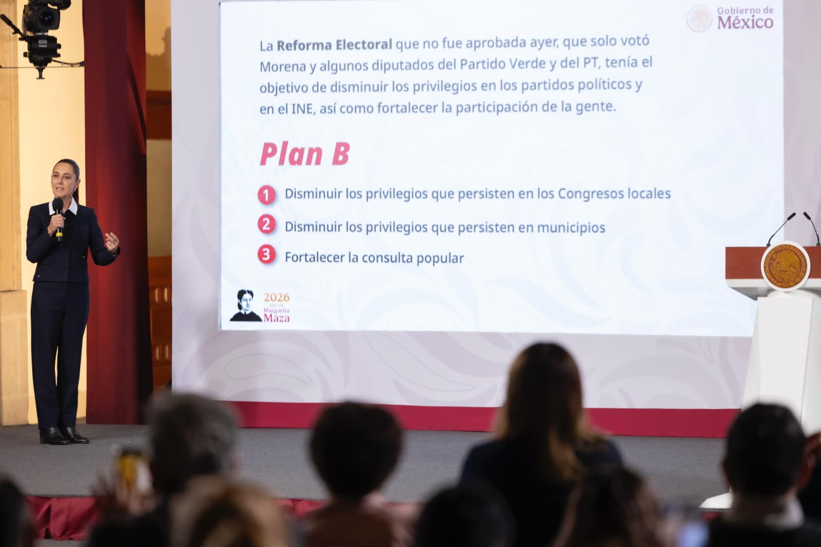 La presidenta propone fijar topes al presupuesto de congresos locales, reducir regidores en ayuntamientos y ampliar consultas ciudadanas en temas electorales.