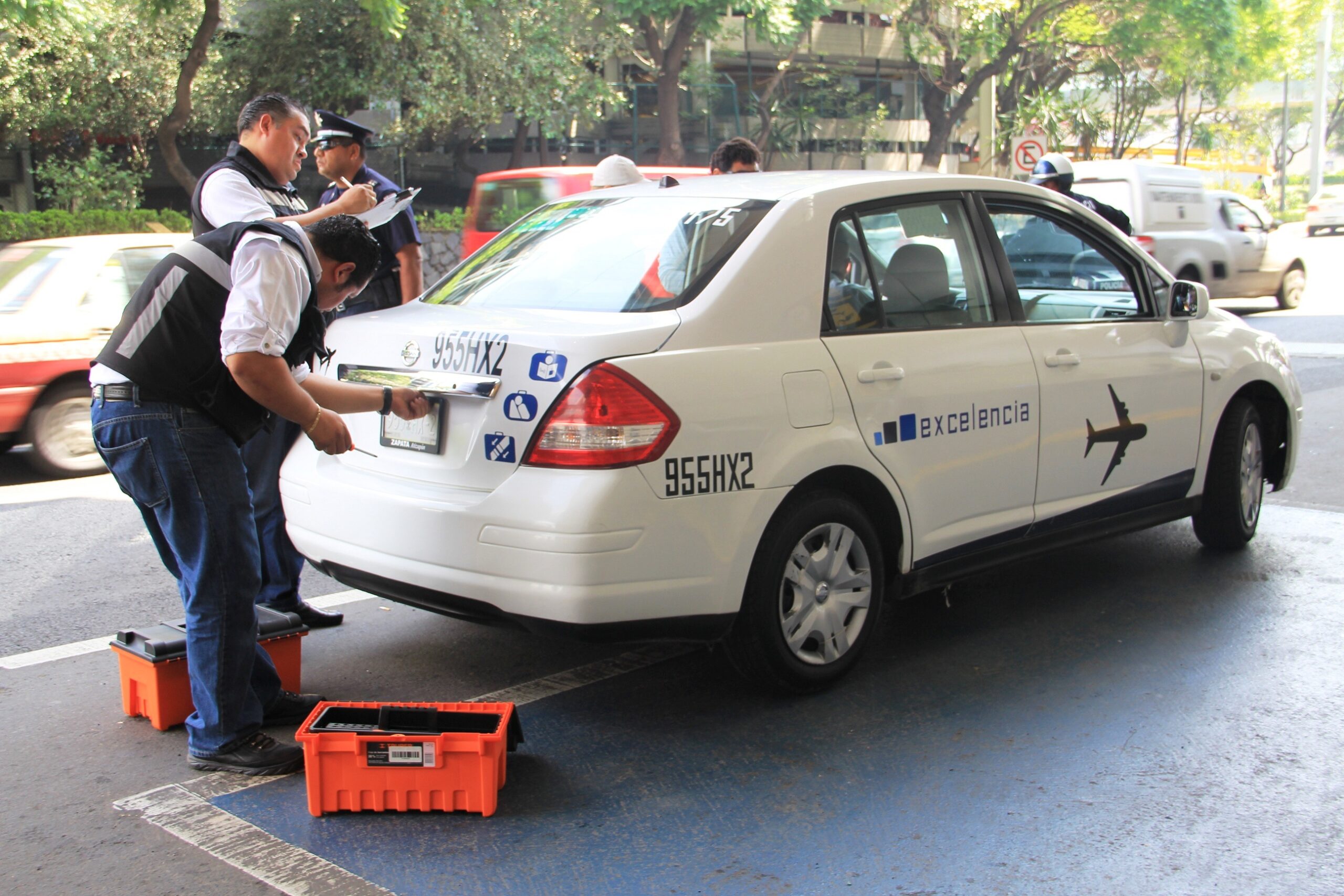 Elementos de la Guardia Nacional comenzaron acciones en las terminales del aeropuerto capitalino para impedir que conductores de plataformas digitales levanten pasajeros en la zona federal; el conflicto con taxistas concesionados y empresas de apps se intensifica.
