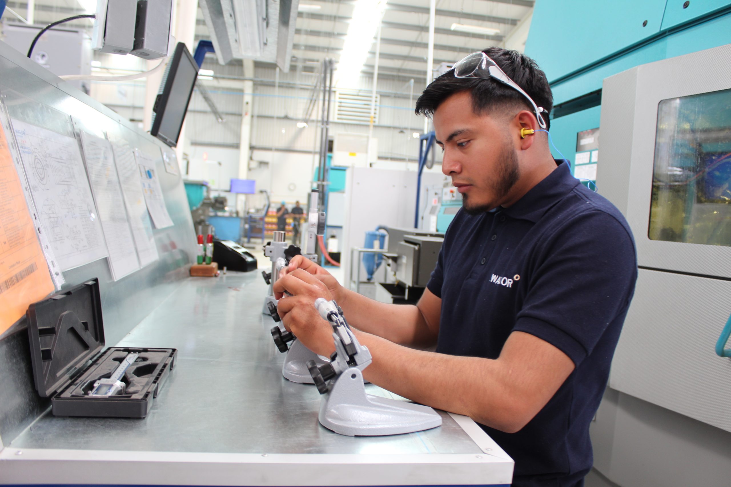 En un solo mes se generaron 157 mil nuevos empleos; el salario promedio sube 7.4% anual y llega a 665.6 pesos diarios.