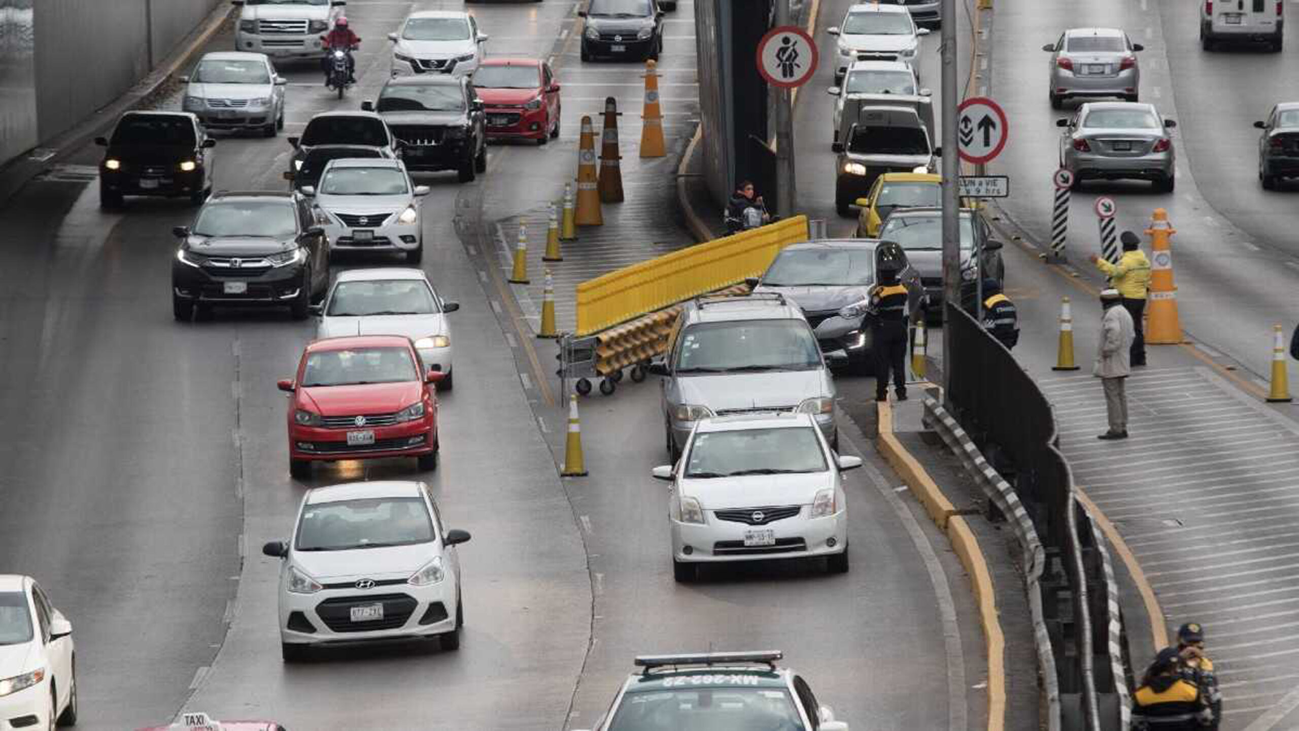 La restricción vehicular aplica de 5:00 a 22:00 horas en la Ciudad de México y municipios conurbados del Estado de México para unidades con holograma 1 y 2.