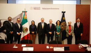 La iniciativa registra más de 81 mil visitas y amplía servicios de apoyo jurídico, psicológico y académico para connacionales en el exterior