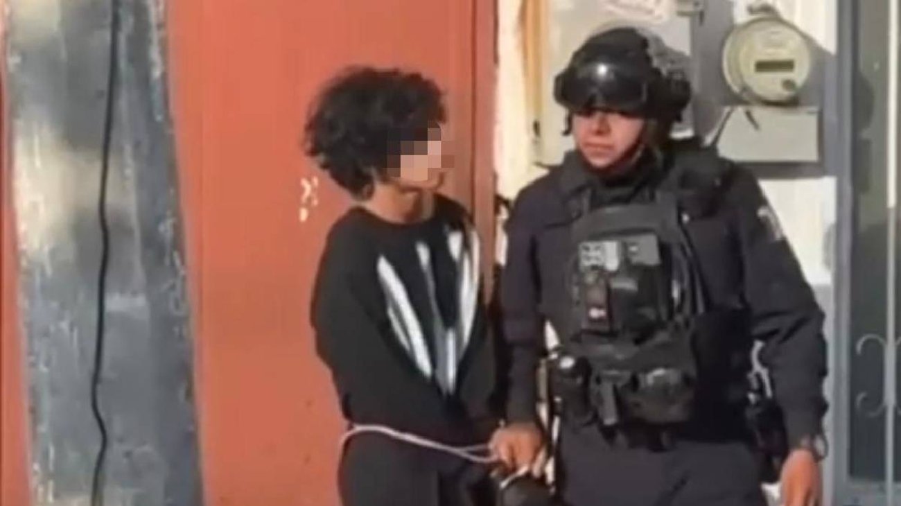 Un adolescente de 15 años fue detenido tras disparar contra docentes en un bachillerato de Lázaro Cárdenas; autoridades investigan el origen del arma y su actividad digital previa.