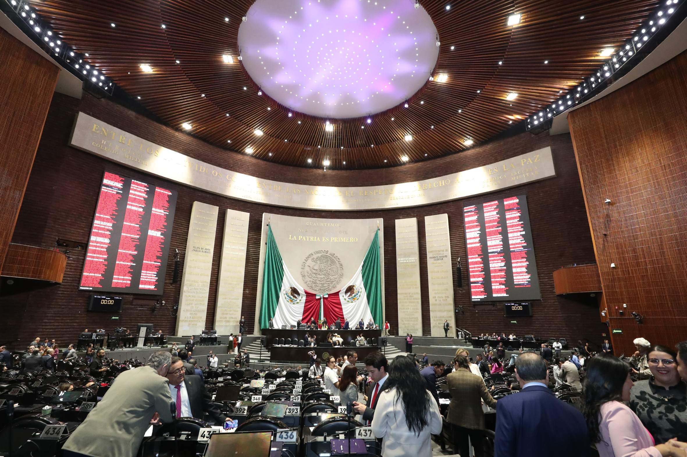 El dictamen fue avalado con 45 votos a favor y 39 en contra; plantea nuevas reglas de financiamiento a partidos, cambios en la asignación de diputaciones plurinominales y medidas de control sobre propaganda electoral y uso de inteligencia artificial.