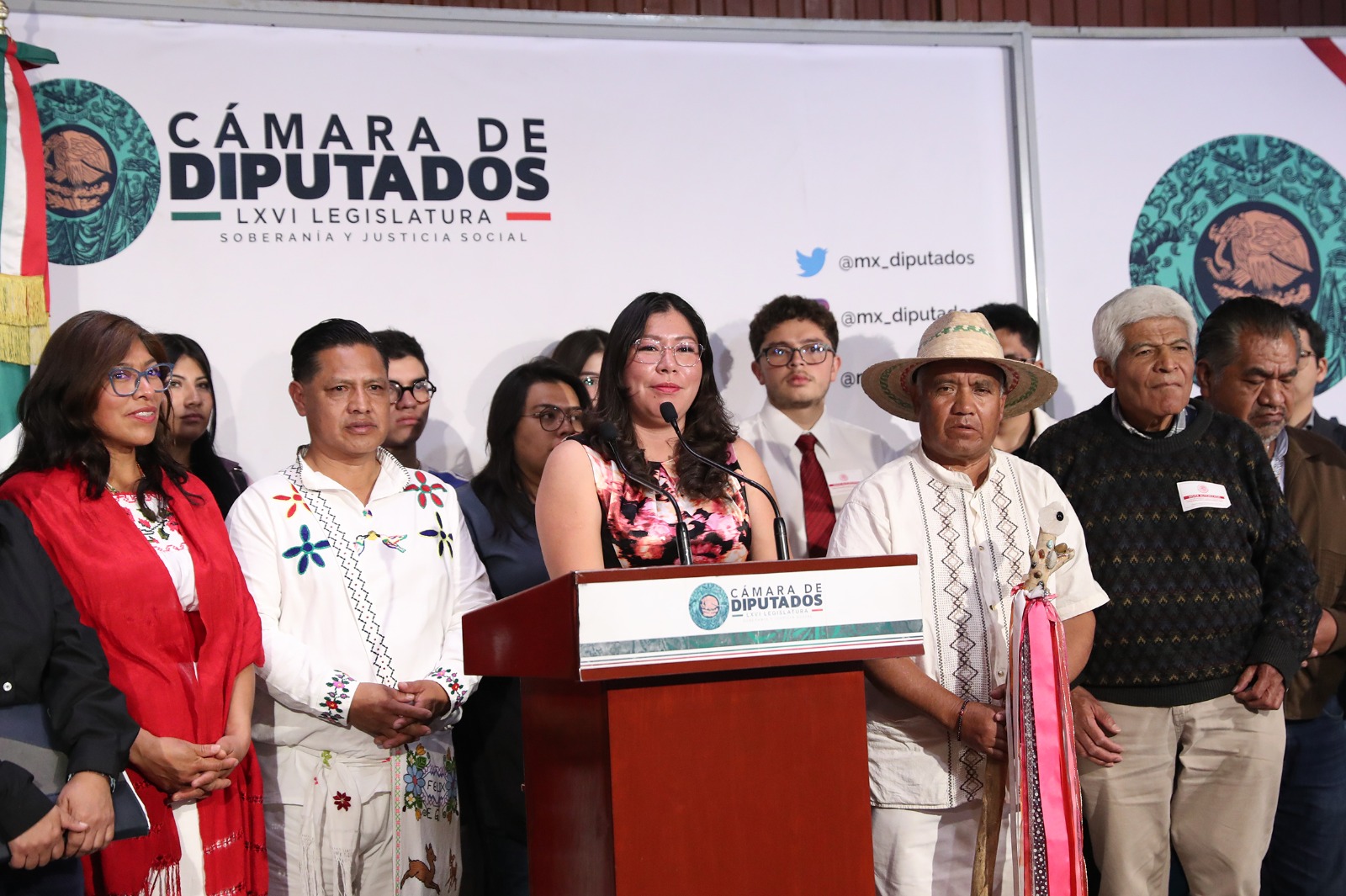 La diputada de Morena afirmó que su encargo es un mandato de las comunidades. Representantes indígenas denunciaron falta de reconocimiento de su representación en Toluca.