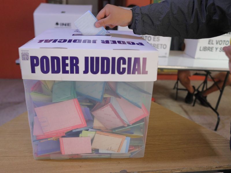 La presidenta informó que se consulta al INE para determinar si conviene mover la elección judicial prevista en la reforma electoral. Señaló que también se revisa el impacto en recursos y en la cantidad de boletas que recibirían los votantes.