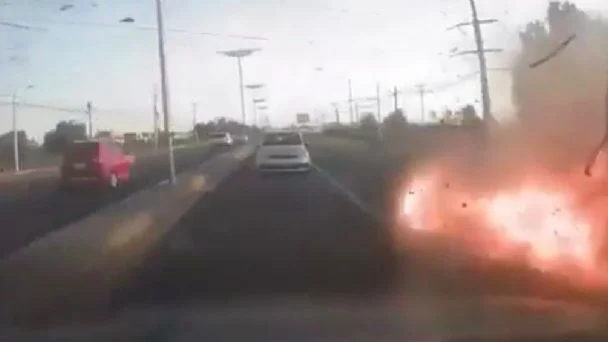 El vehículo explotó en movimiento cerca del AIFA; autoridades investigan posible artefacto en su interior