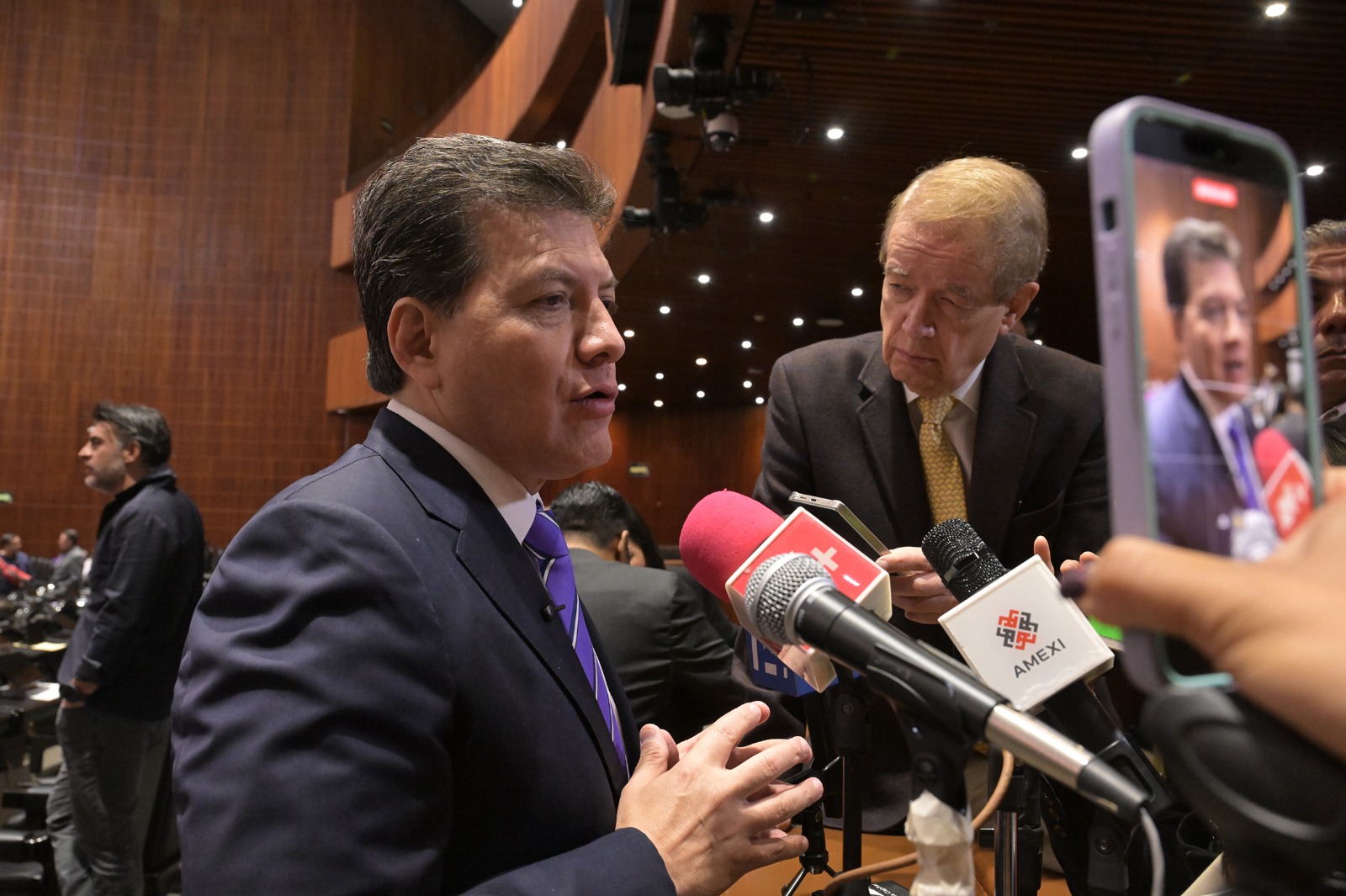 La iniciativa plantea ampliar las consultas populares, permitir mecanismos electrónicos de participación y modificar el método de selección de diputados plurinominales para que sean definidos por el voto ciudadano y no por las dirigencias partidistas.