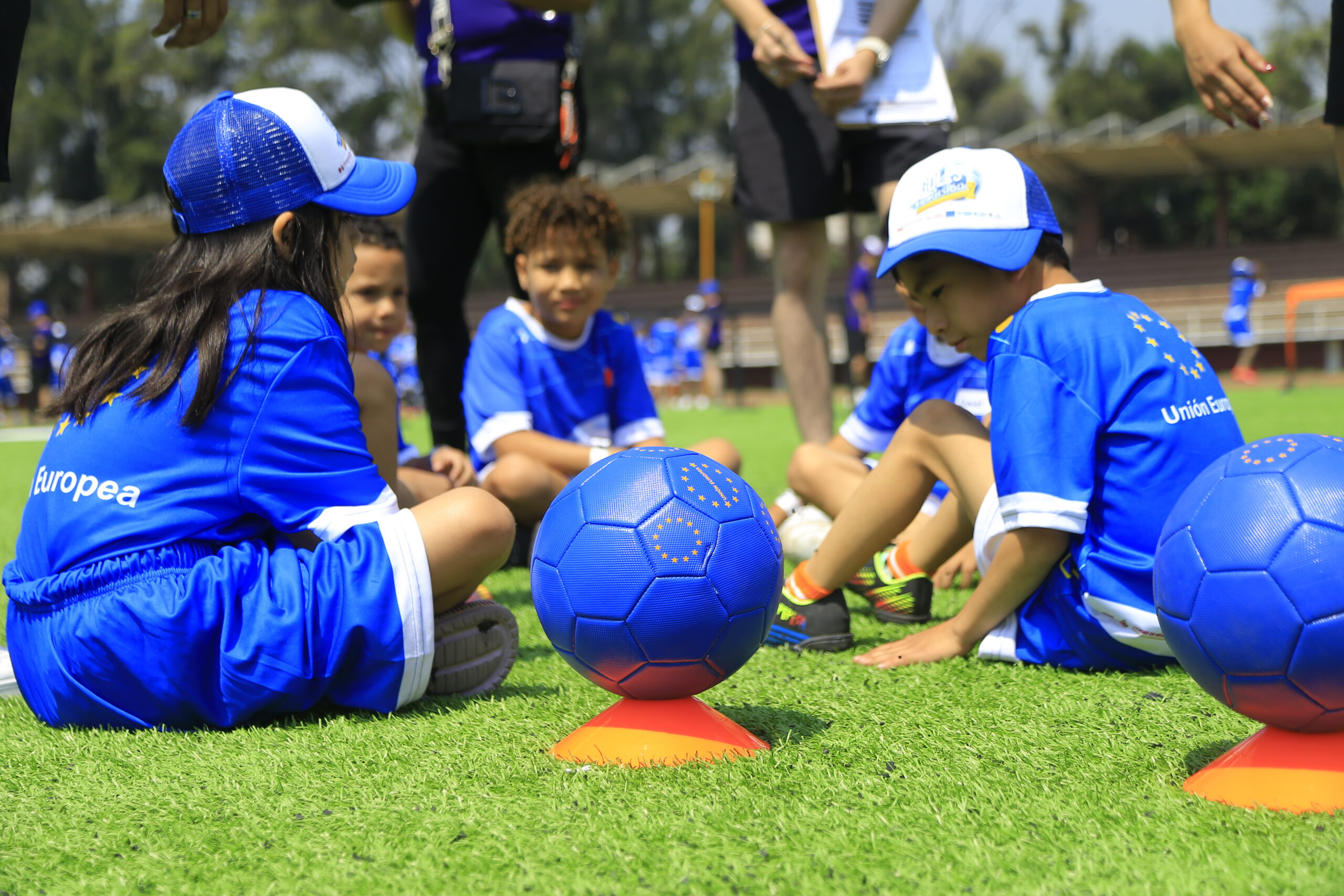 Impulsado por la Unión Europea, ACNUR, OIM y el Gobierno capitalino, el encuentro promovió integración, derechos humanos y convivencia a semanas del Mundial 2026.