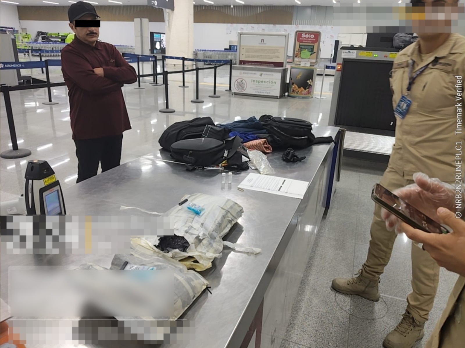 Un pasajero procedente de Colombia fue detenido tras detectarse droga oculta en una maleta con doble fondo