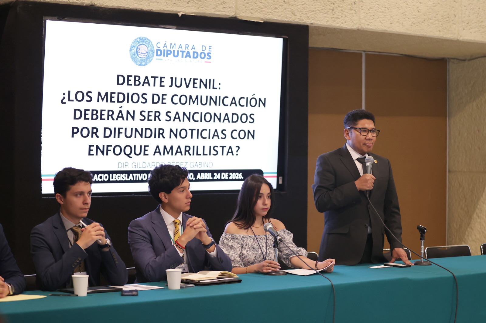 El legislador de MC, Gildardo Pérez Gabino, destacó la importancia de la oratoria y la comunicación en la formación profesional de universitarios que participaron en un ejercicio de debate en la Cámara de Diputados.