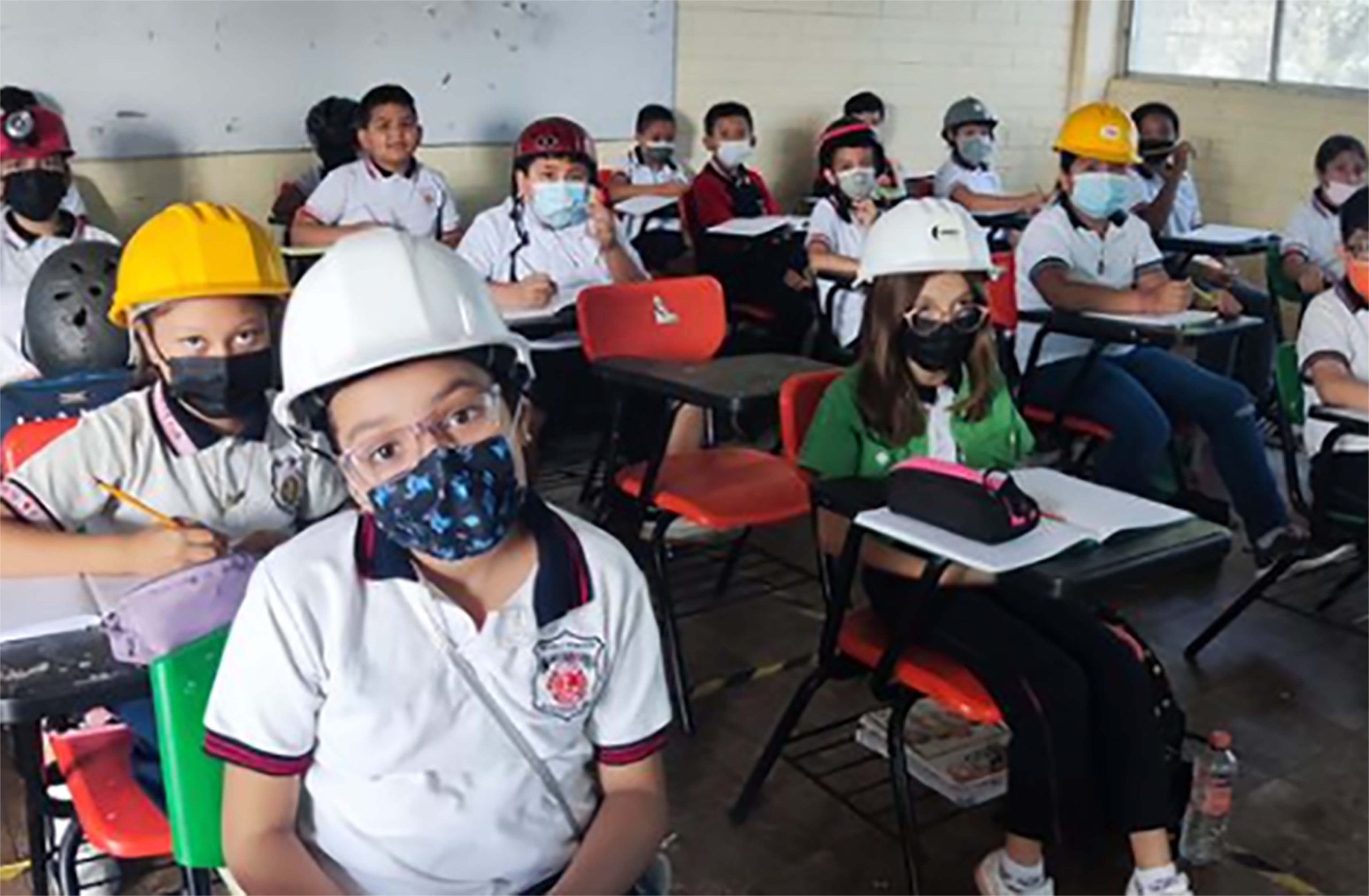 Estudiantes de una telesecundaria en Jojutla, Morelos, acuden protegidos ante el riesgo de desprendimientos; padres exigen reconstrucción inmediata del plantel.