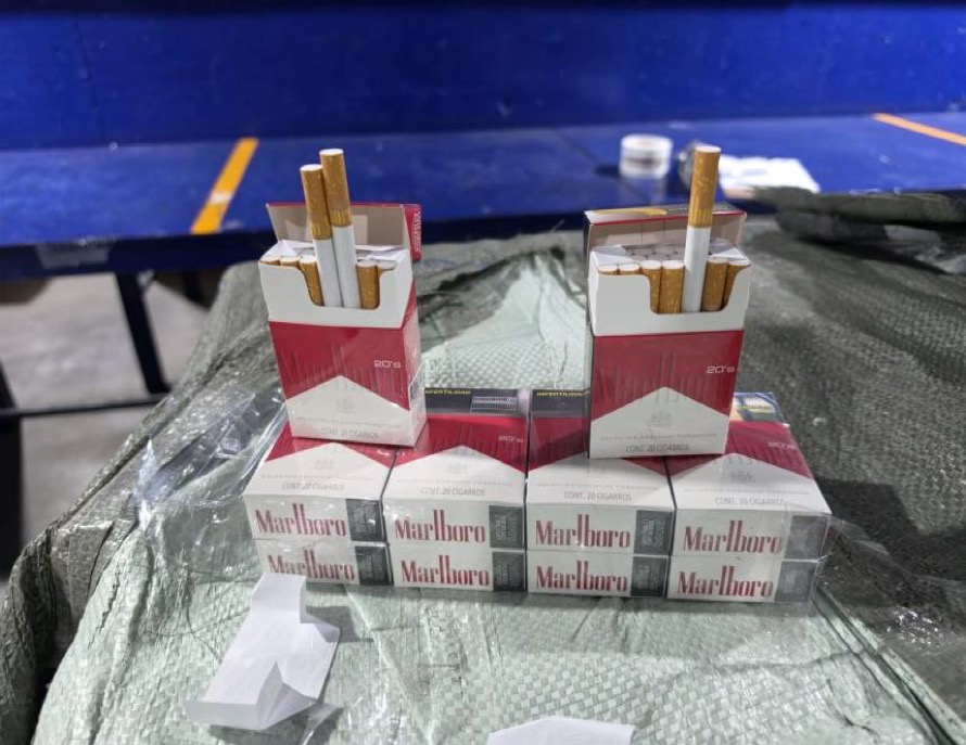 Elementos de la Secretaría de Marina y personal de Aduana detectaron dos cargamentos procedentes de Corea y China en el Aeropuerto Internacional de la Ciudad de México; la mercancía quedó bajo resguardo mientras se verifica su autenticidad.