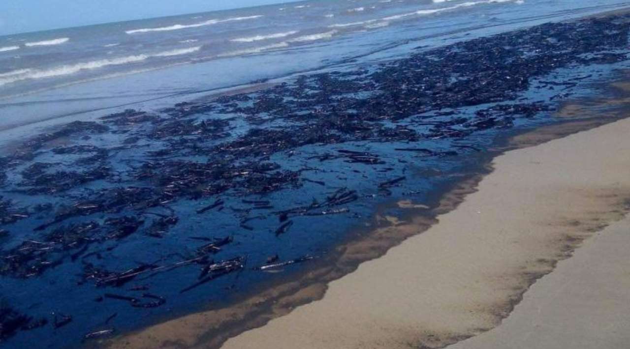 Jorge Romero Herrera sostuvo que el incidente exhibe fallas graves en Pemex, daños ambientales y afectaciones económicas para familias dedicadas a la pesca y el turismo.