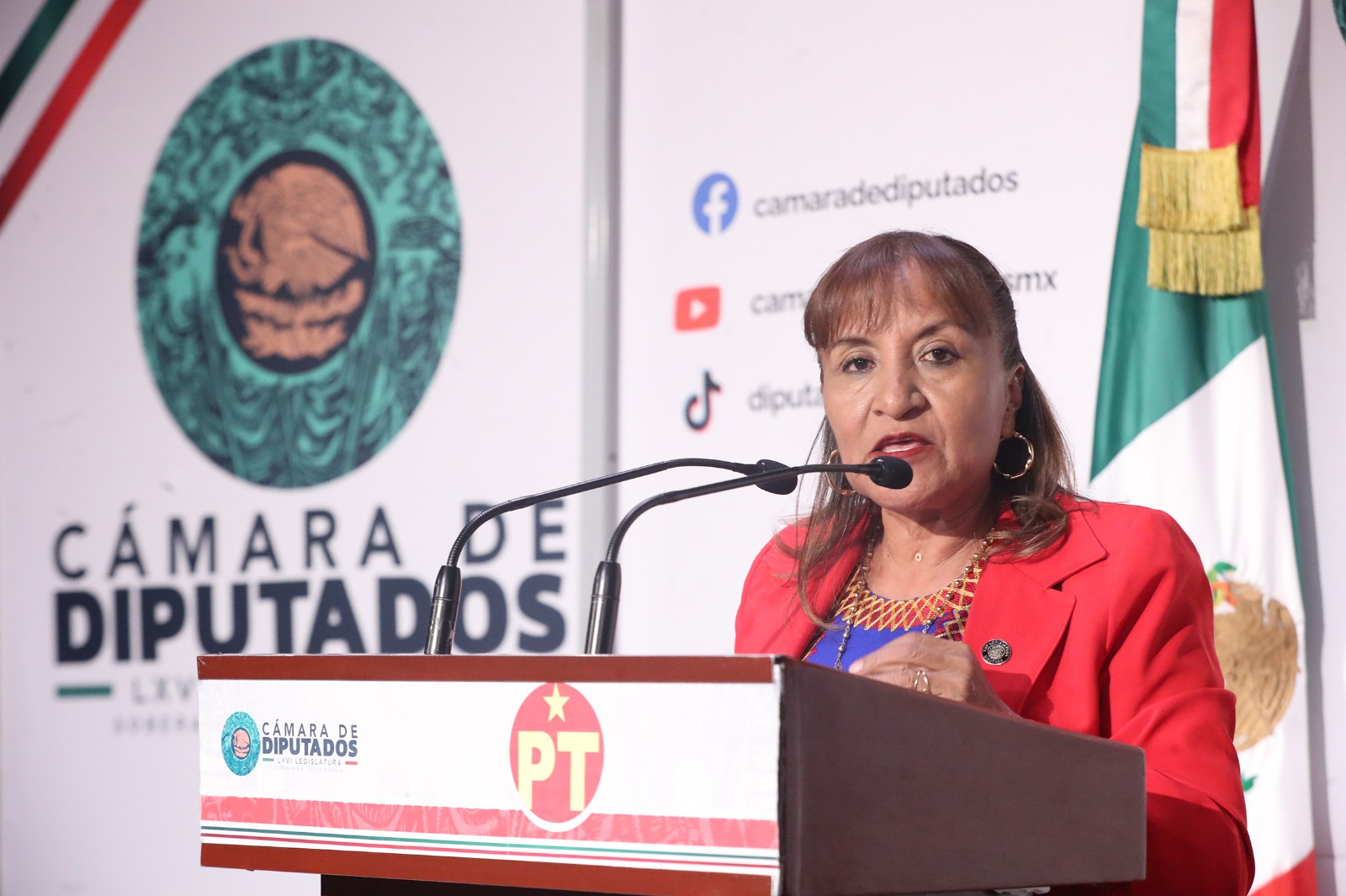 Margarita García García acusó falta de sensibilidad del gobierno estatal ante las demandas de familias desplazadas y también denunció presuntos abusos contra comerciantes en Oaxaca de Juárez.