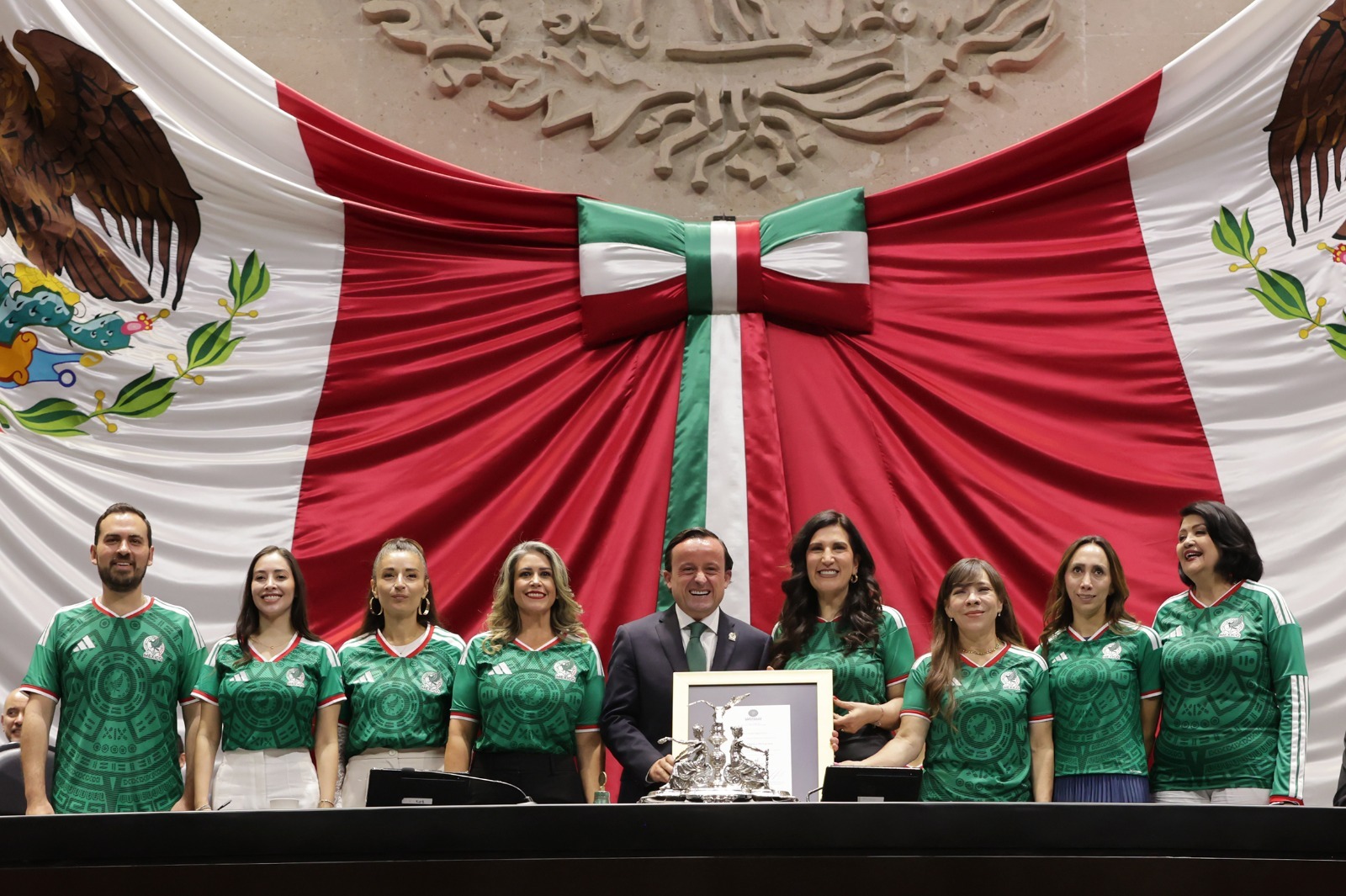 La Mesa Directiva, encabezada por Kenia López Rabadán, entregó un reconocimiento al titular de la Federación Mexicana de Fútbol, Mikel Arriola Peñalosa, y destacó el papel del futbol como factor de unidad nacional de cara a la Copa Mundial de la FIFA 2026.