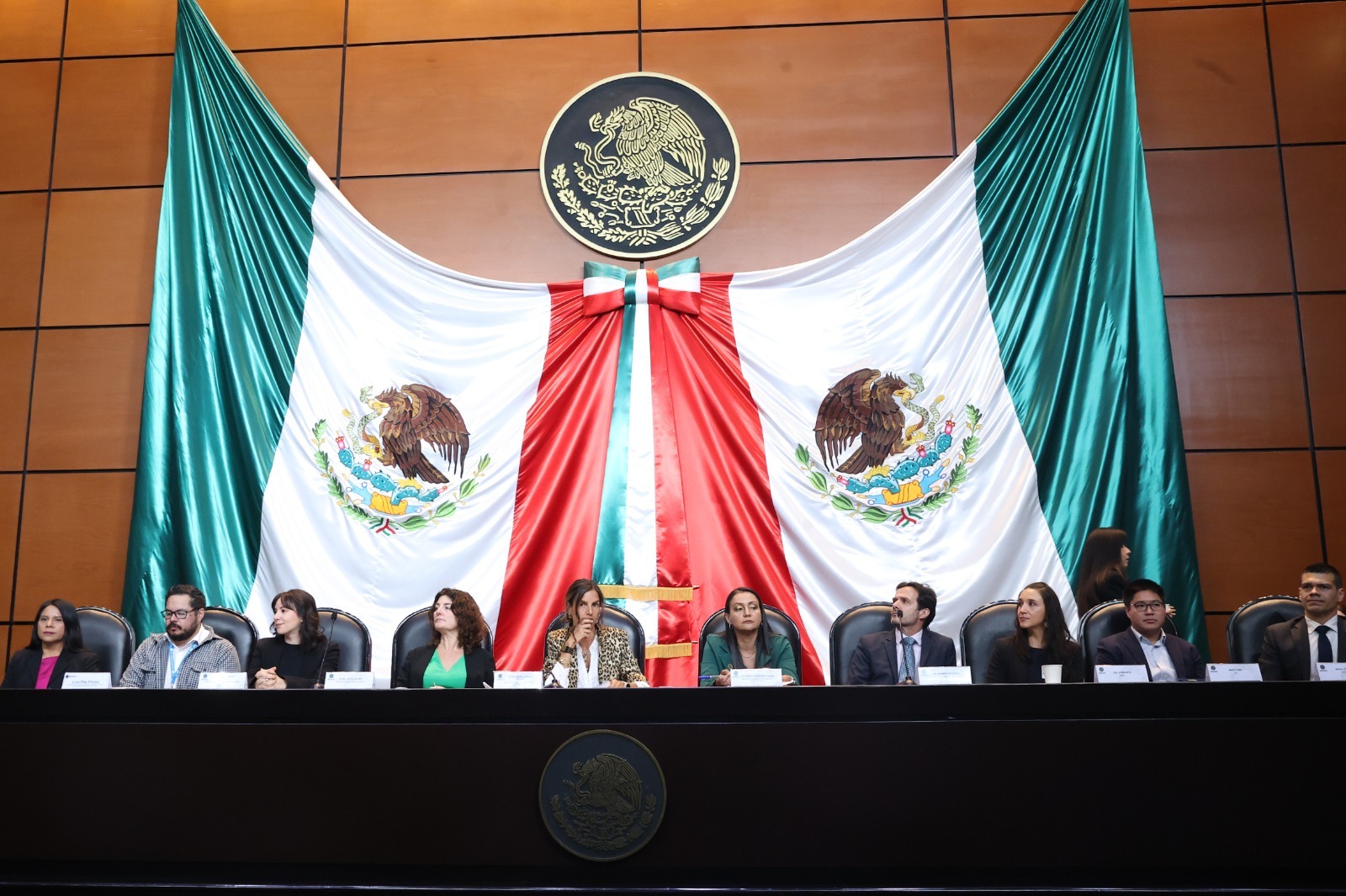 Legisladores, especialistas y sector privado buscan reducir emisiones del sector industrial, responsable del 18% de gases de efecto invernadero.