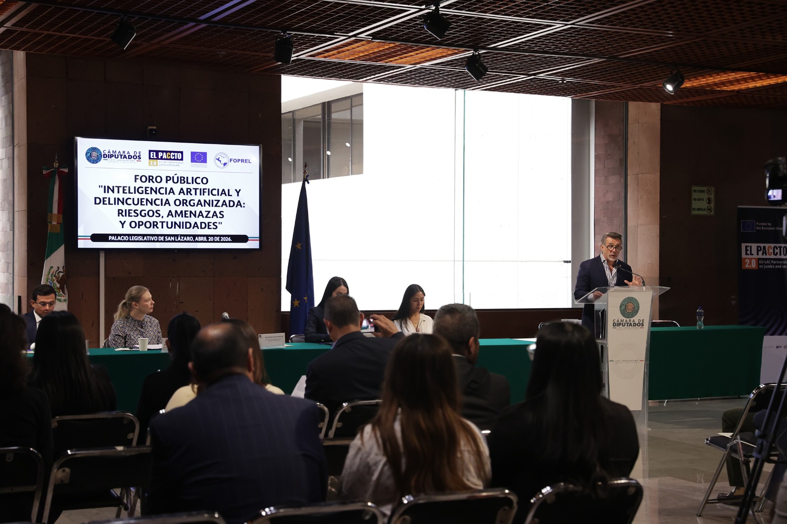 En un foro convocado en la Cámara de Diputados, legisladores y especialistas advirtieron que el uso criminal de la inteligencia artificial ya representa amenazas a la seguridad pública y nacional. Coincidieron en acelerar una legislación moderna y reforzar la cooperación internacional.