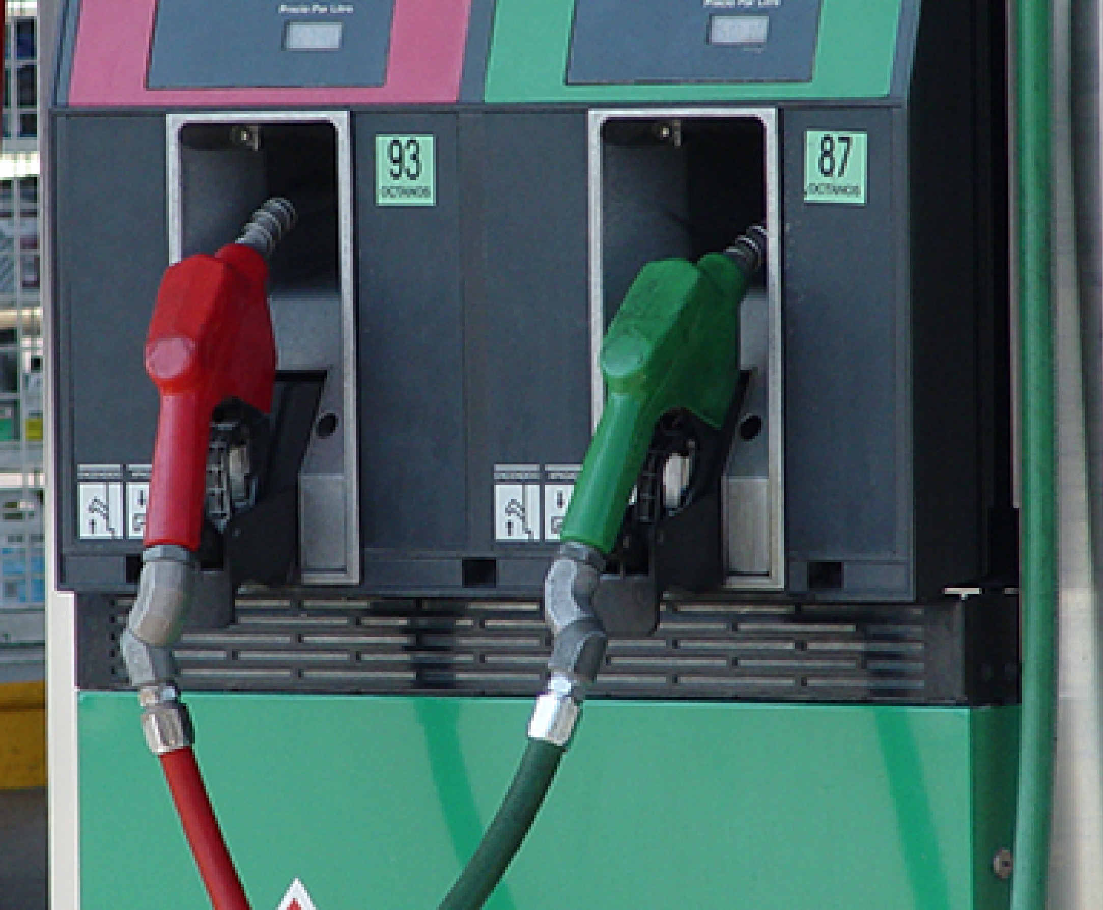 La presidenta afirmó que sin subsidios la gasolina superaría los 30 pesos por litro y el diésel alcanzaría hasta 33 pesos. Anunció reuniones con gasolineros, productores y comercializadores para evitar aumentos en la canasta básica.