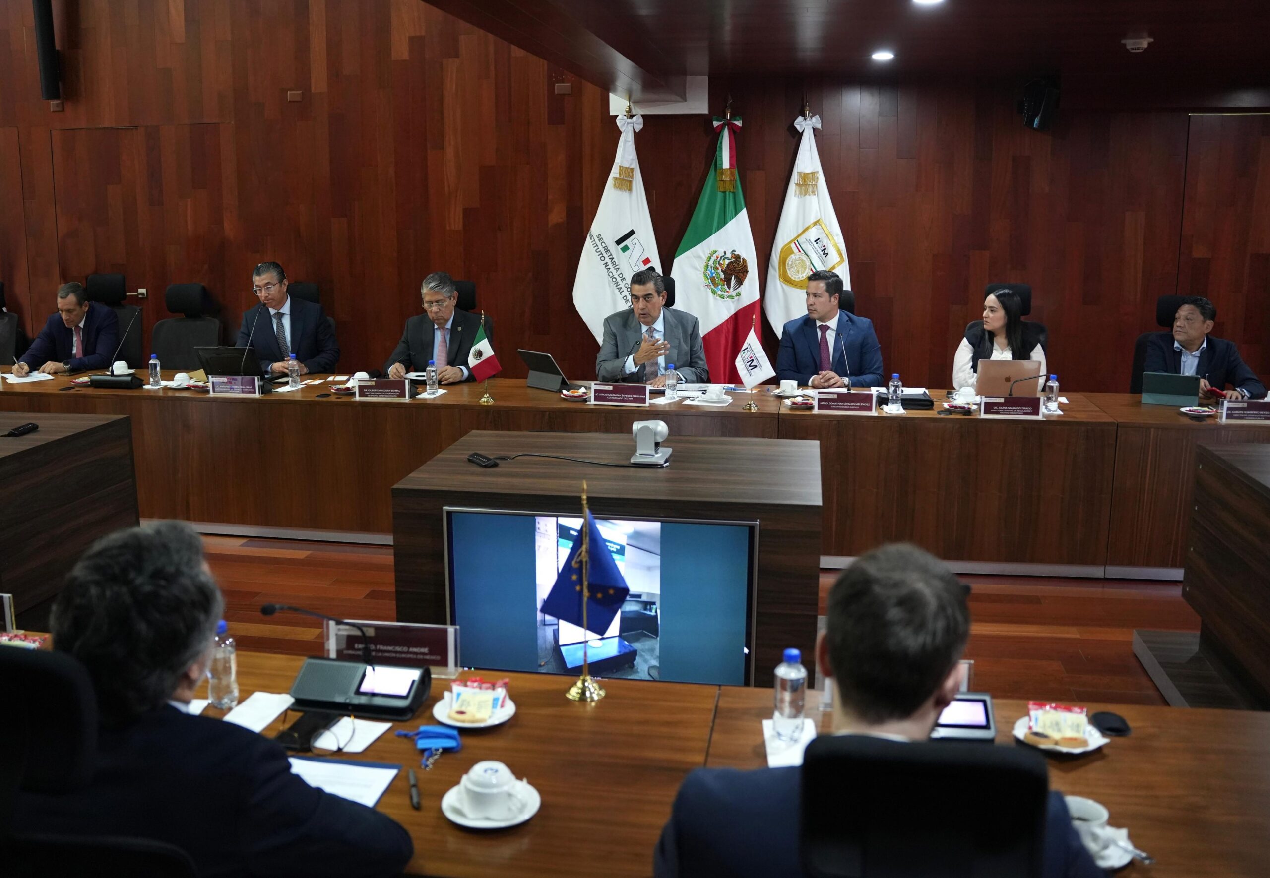 Autoridades mexicanas y europeas acuerdan agilizar procesos migratorios y mejorar la atención a visitantes; destacan uso de filtros autónomos en aeropuertos.