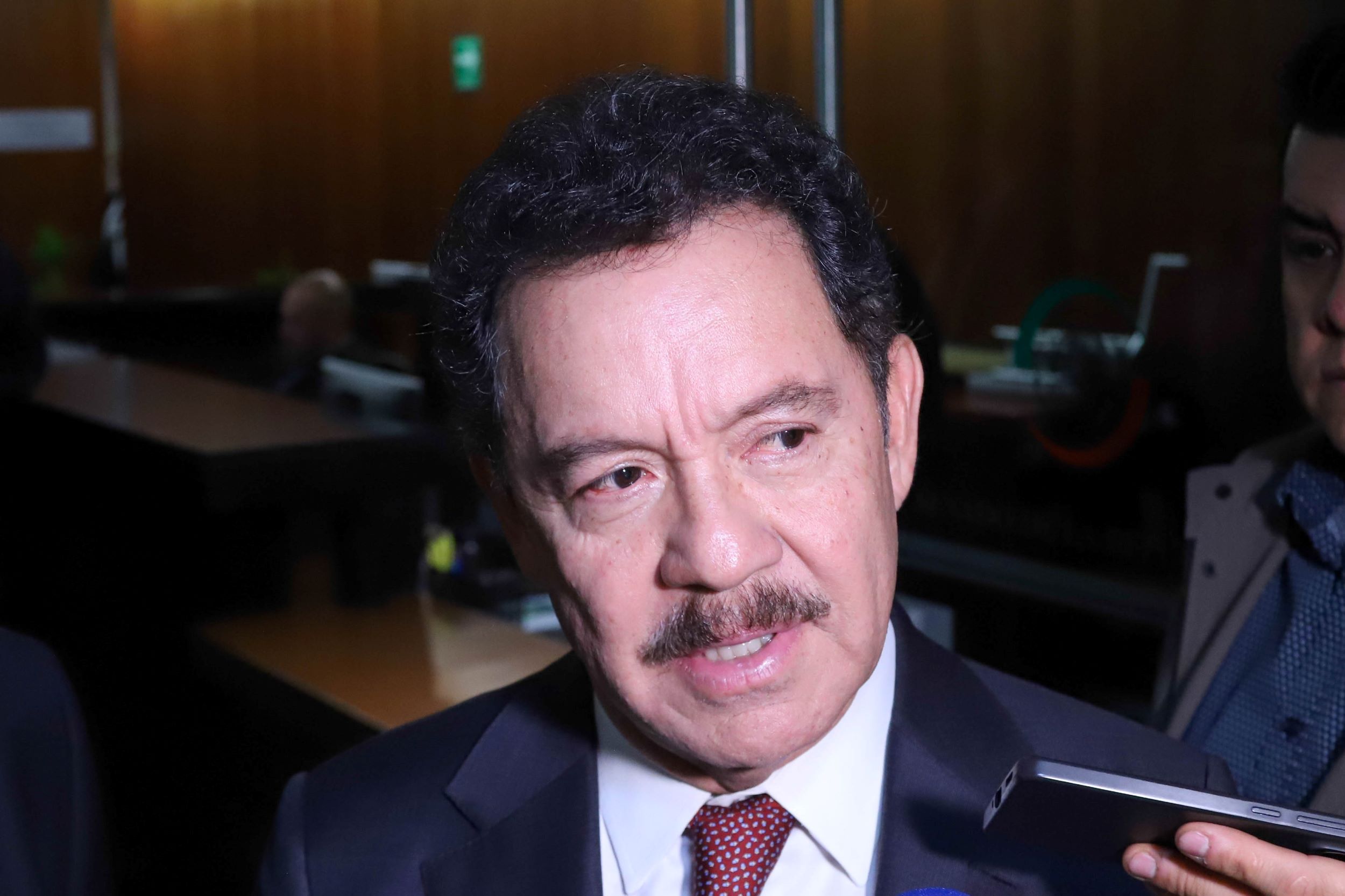 Morena en el Senado anunció una indagatoria documental para determinar si autoridades de Chihuahua permitieron la actuación de agentes estadounidenses sin autorización federal, tras el operativo en la sierra donde fueron destruidos narcolaboratorios. 