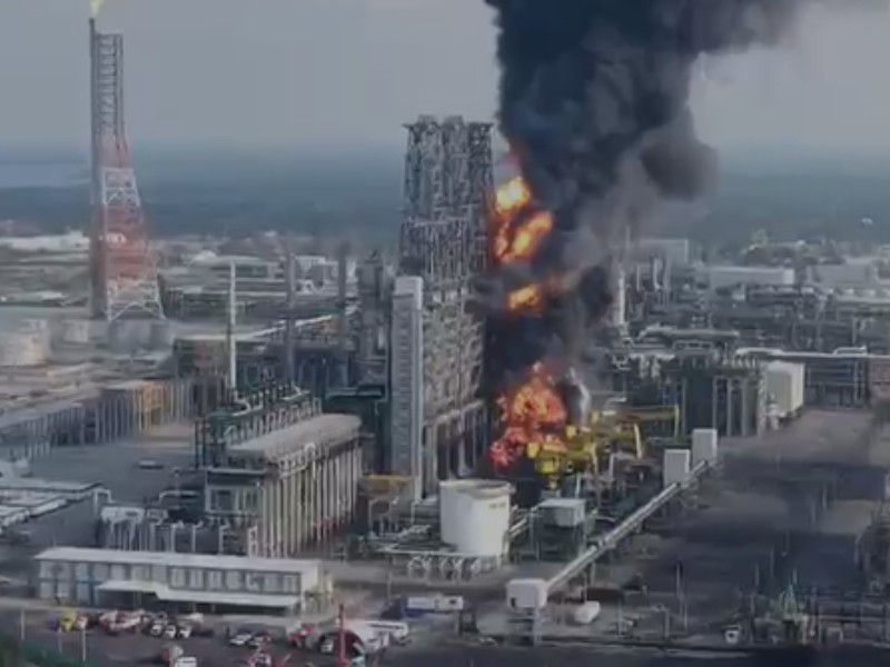 El siniestro se originó en un almacén de coque de la Refinería Olmeca; 150 elementos de Pemex, con apoyo federal y estatal, participaron en las labores.