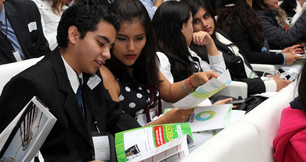 La iniciativa plantea incentivar la contratación del primer empleo formal con deducciones en ISR para patrones. De aprobarse, beneficiaría a más de 1.2 millones de personas de entre 18 y 29 años.