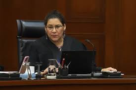 Con proyecto de la ministra Lenia Batres, el máximo tribunal ordenó recalcular la deuda fiscal; el caso reaviva cuestionamientos por el parentesco con el director del instituto, Martí Batres.