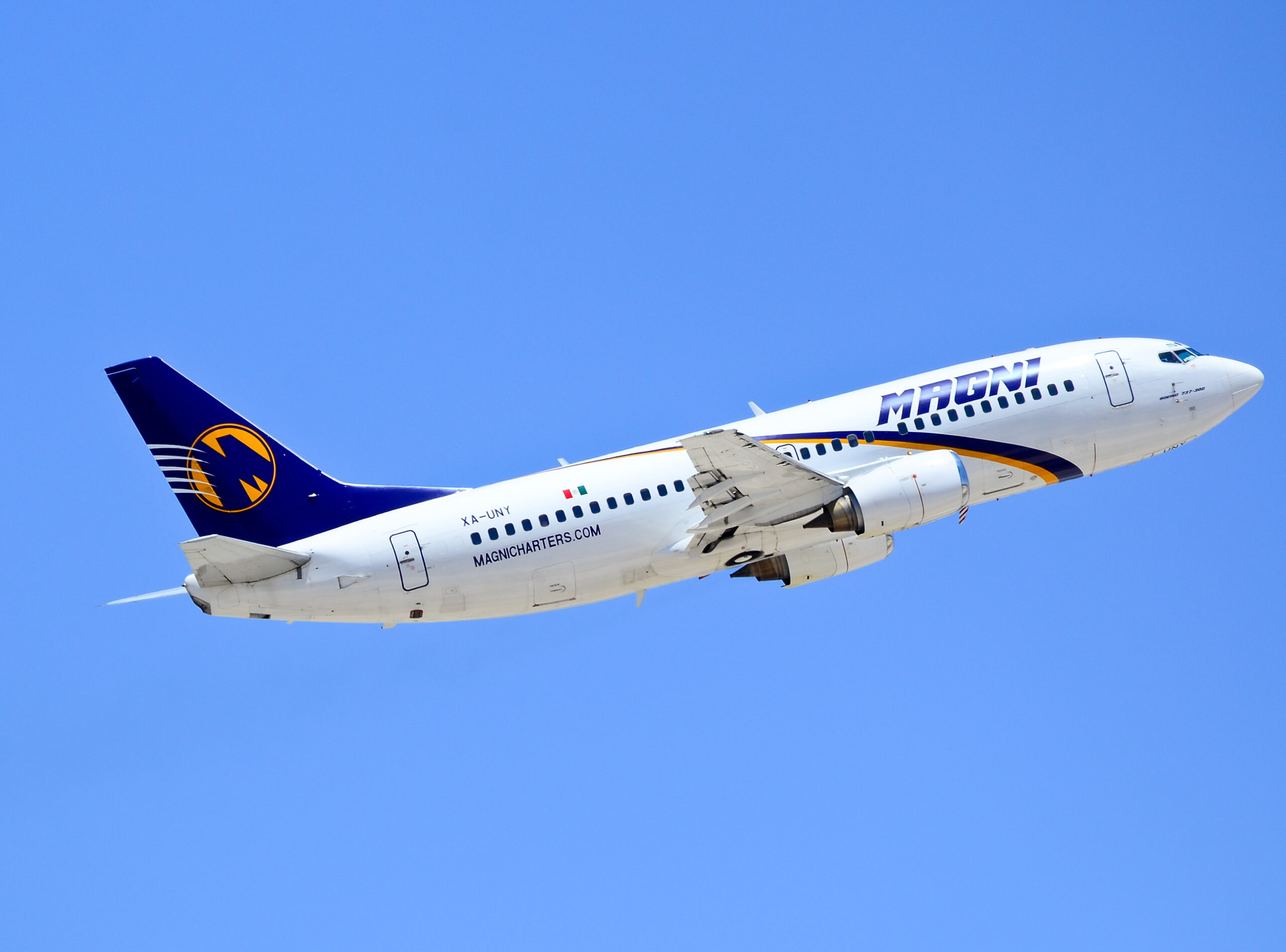 La aerolínea Magnicharters enfrenta su mayor crisis operativa. Tras cancelar vuelos y cerrar oficinas en Ciudad de México y Monterrey, la AFAC suspendió su certificado de operador aéreo y advirtió que podría revocar de manera definitiva su concesión si no acredita solvencia financiera.