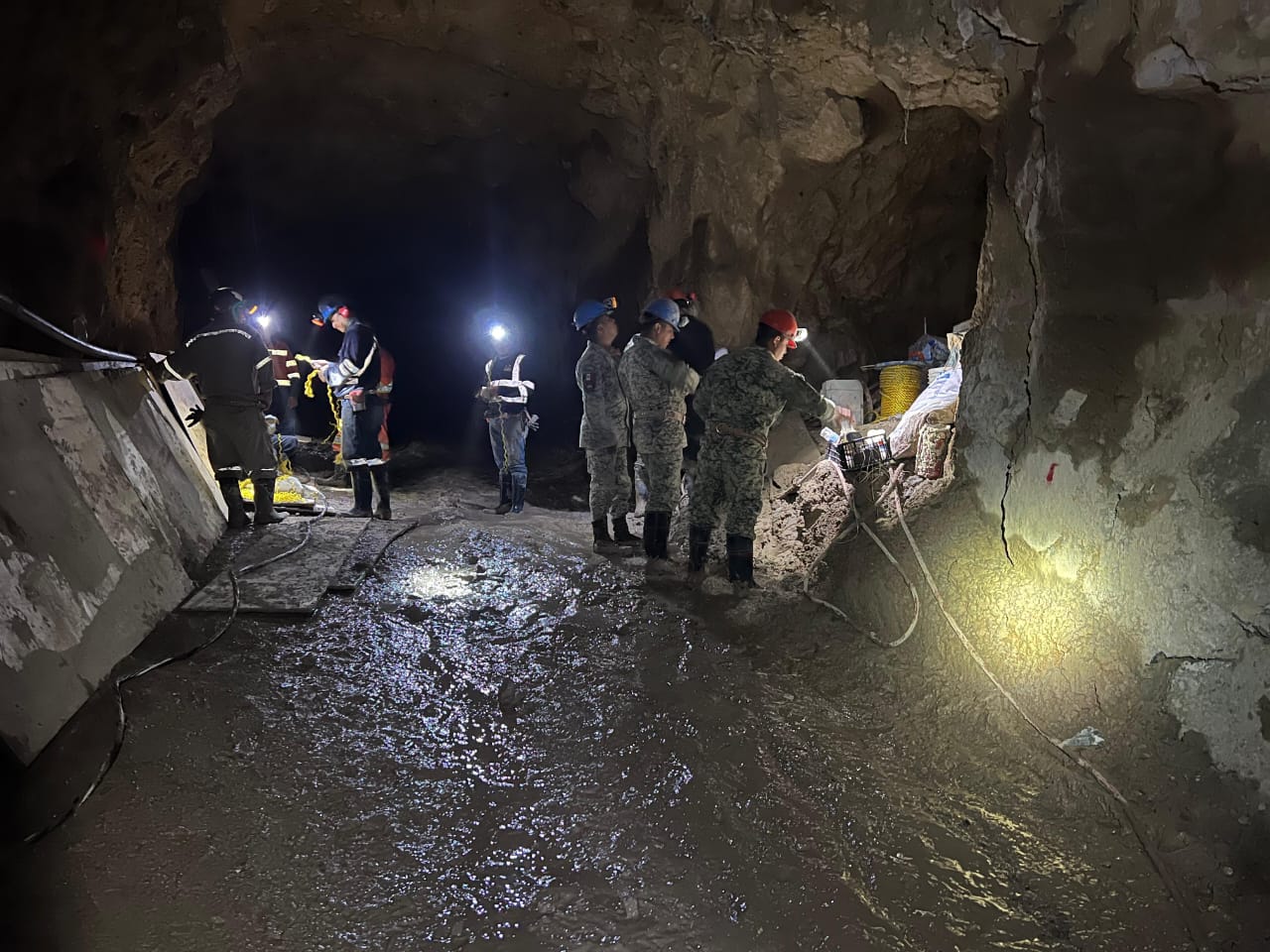 Trabajos se concentran en control de jales y agua para garantizar condiciones seguras en la búsqueda de tres trabajadores