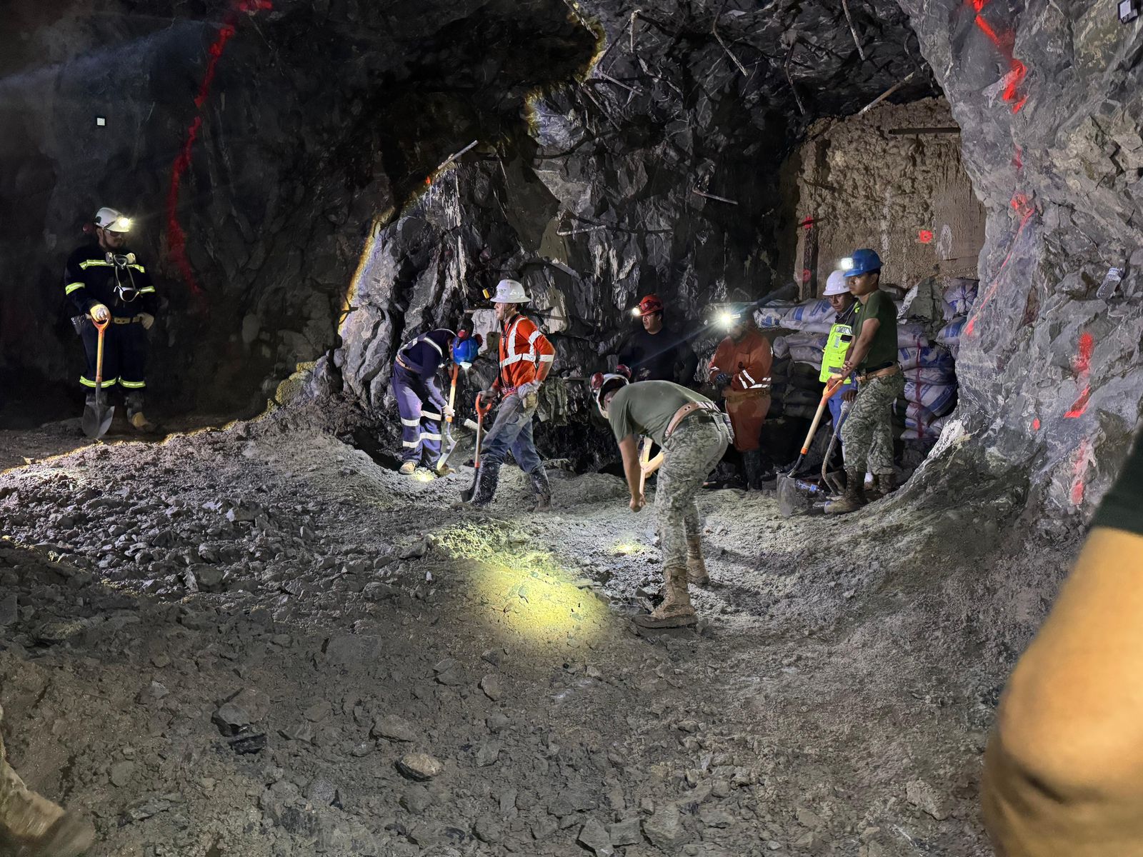 Bombeo permanente, retiro de sedimentos y descenso en contrapozo marcan nueva fase del operativo para localizar a tres trabajadores.