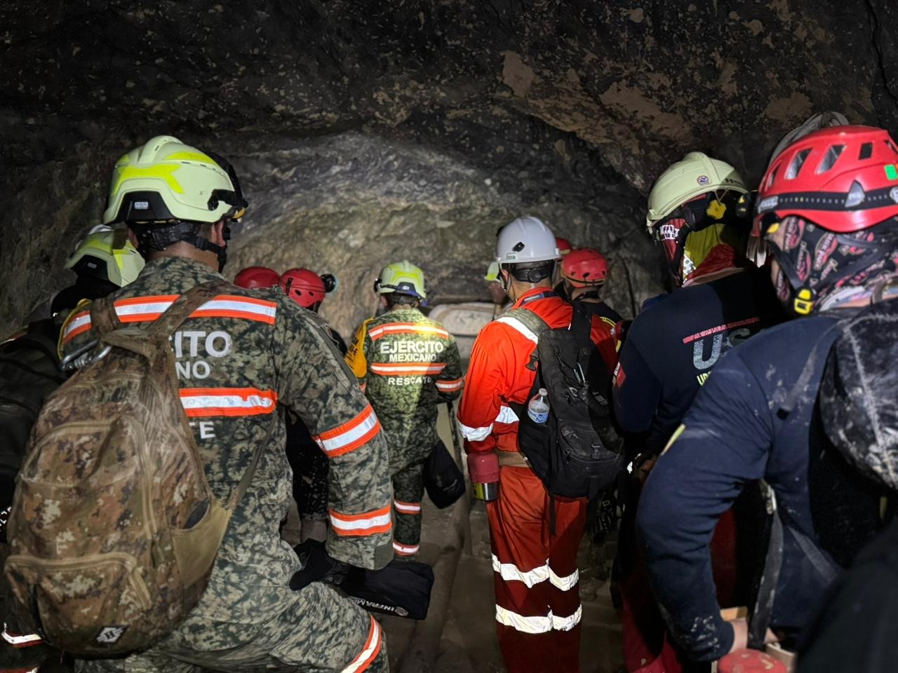 Equipos de rescate recuperaron el cuerpo de un tercer minero tras el colapso en la mina de El Rosario; continúan las labores para localizar al único trabajador que sigue atrapado.