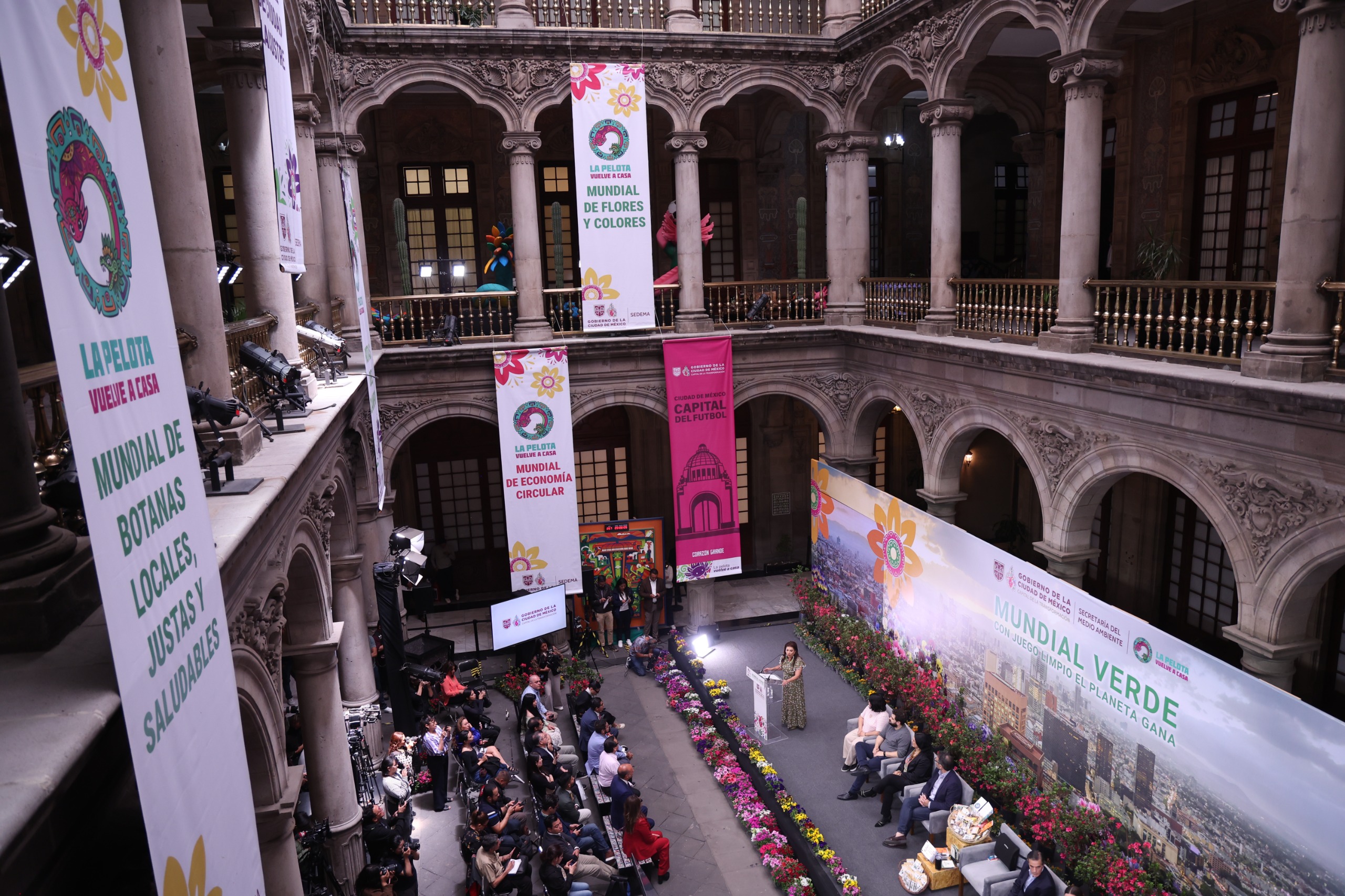 Clara Brugada presentó una estrategia para reducir contaminación, eliminar plásticos de un solo uso, impulsar productores locales y promover movilidad sustentable durante el torneo; el Fan Fest del Zócalo prevé 55 mil asistentes diarios.