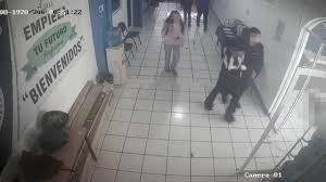 Un video difundido por la Fiscalía revela que estudiantes interceptaron al agresor dentro del plantel, lo ataron y lo entregaron a autoridades; el ataque fue planeado y con arma larga.