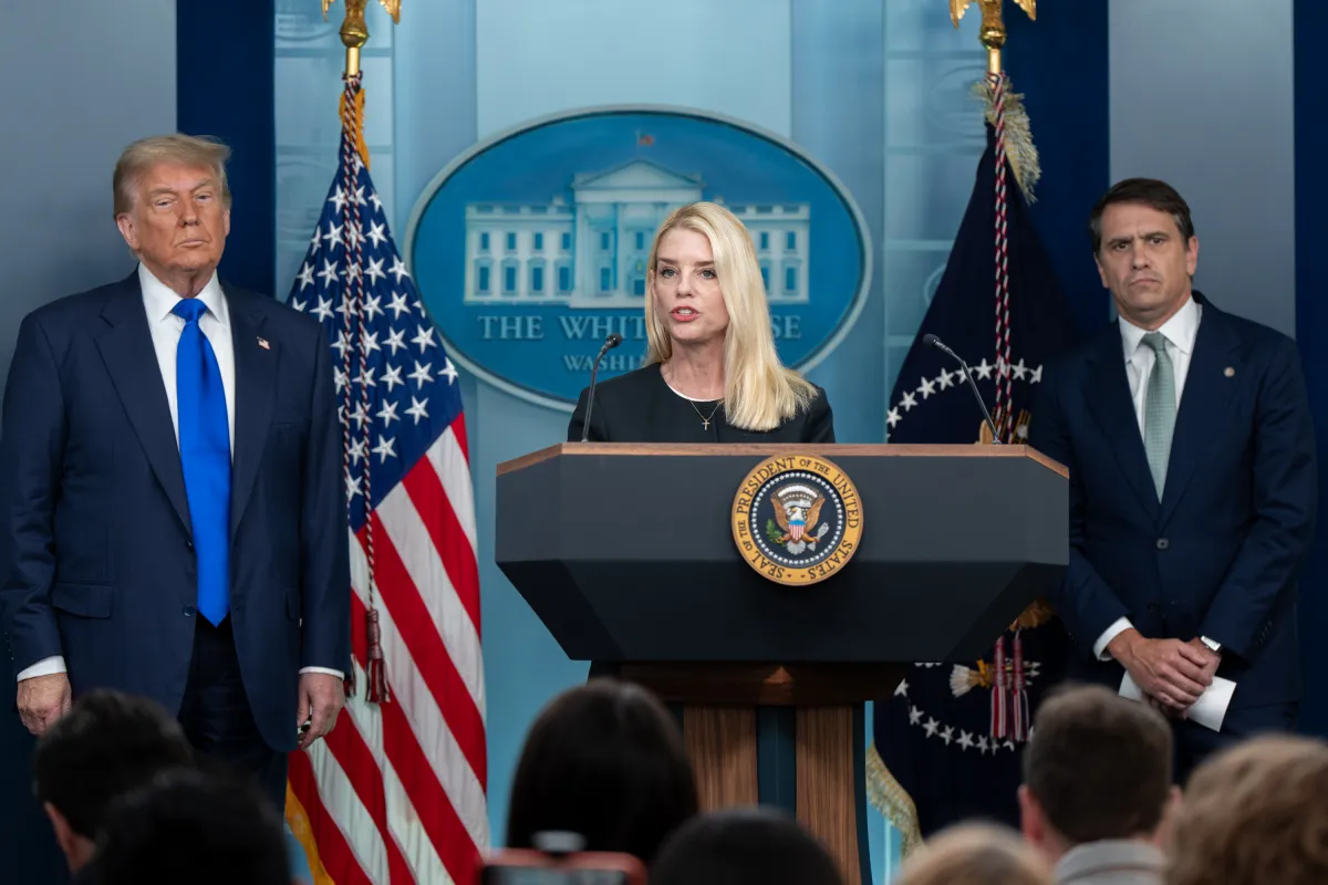 El presidente Donald Trump removió a Pam Bondi tras críticas por su gestión, especialmente en el caso Epstein; el cargo será ocupado de forma interina por Todd Blanche.