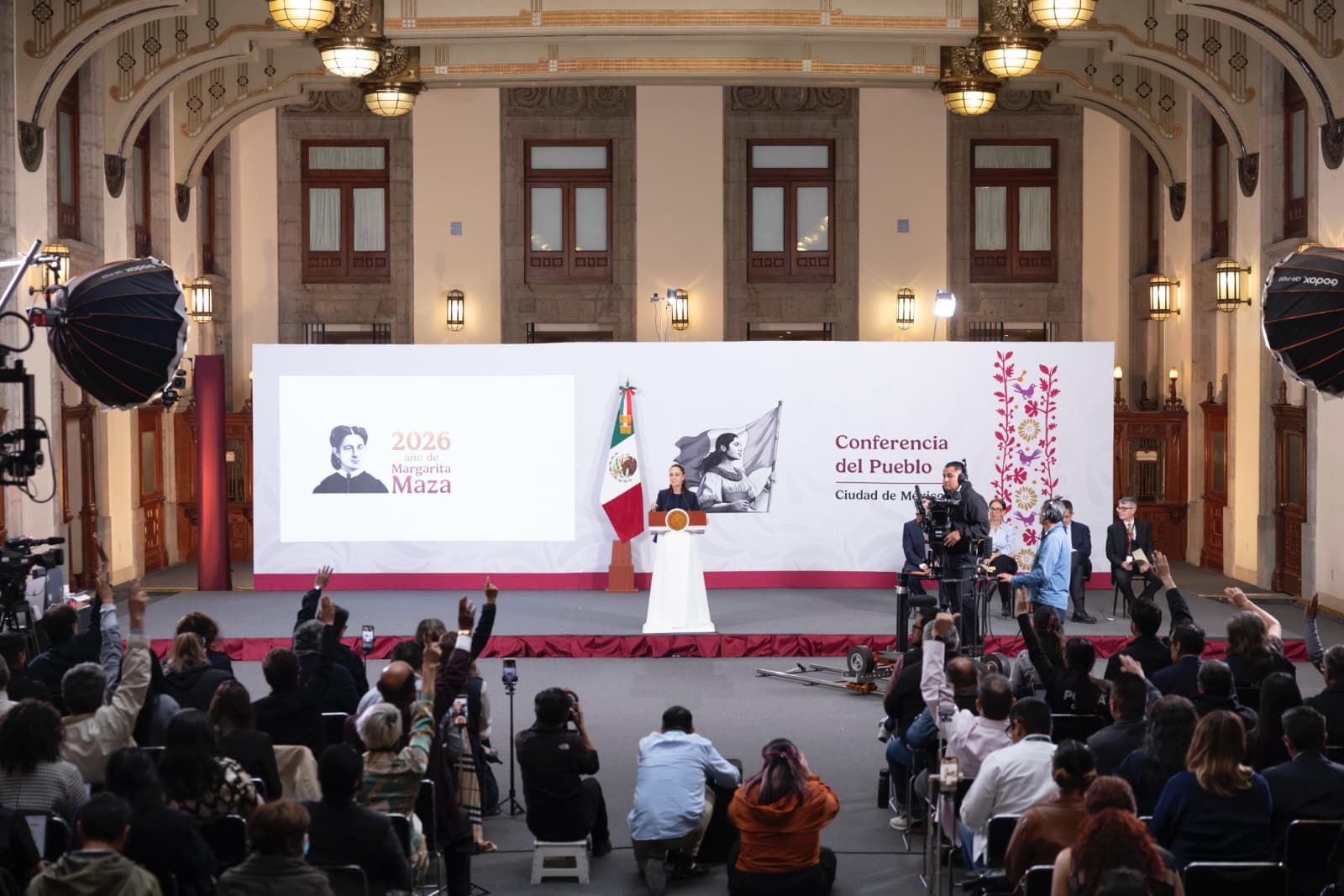 La presidenta sostuvo que el país debe reconocer la grandeza de sus civilizaciones originarias, presumió la política exterior mexicana y contrastó el proyecto de la llamada transformación con los gobiernos conservadores.