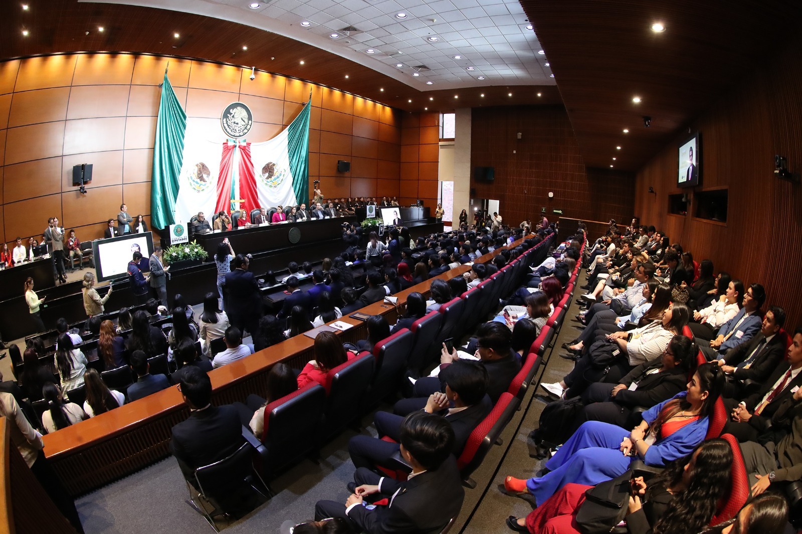Magistradas, funcionarias federales y senadoras destacaron que la inclusión de las juventudes en la vida pública es indispensable para consolidar el Estado democrático, mejorar las políticas públicas y construir relevo generacional en México.