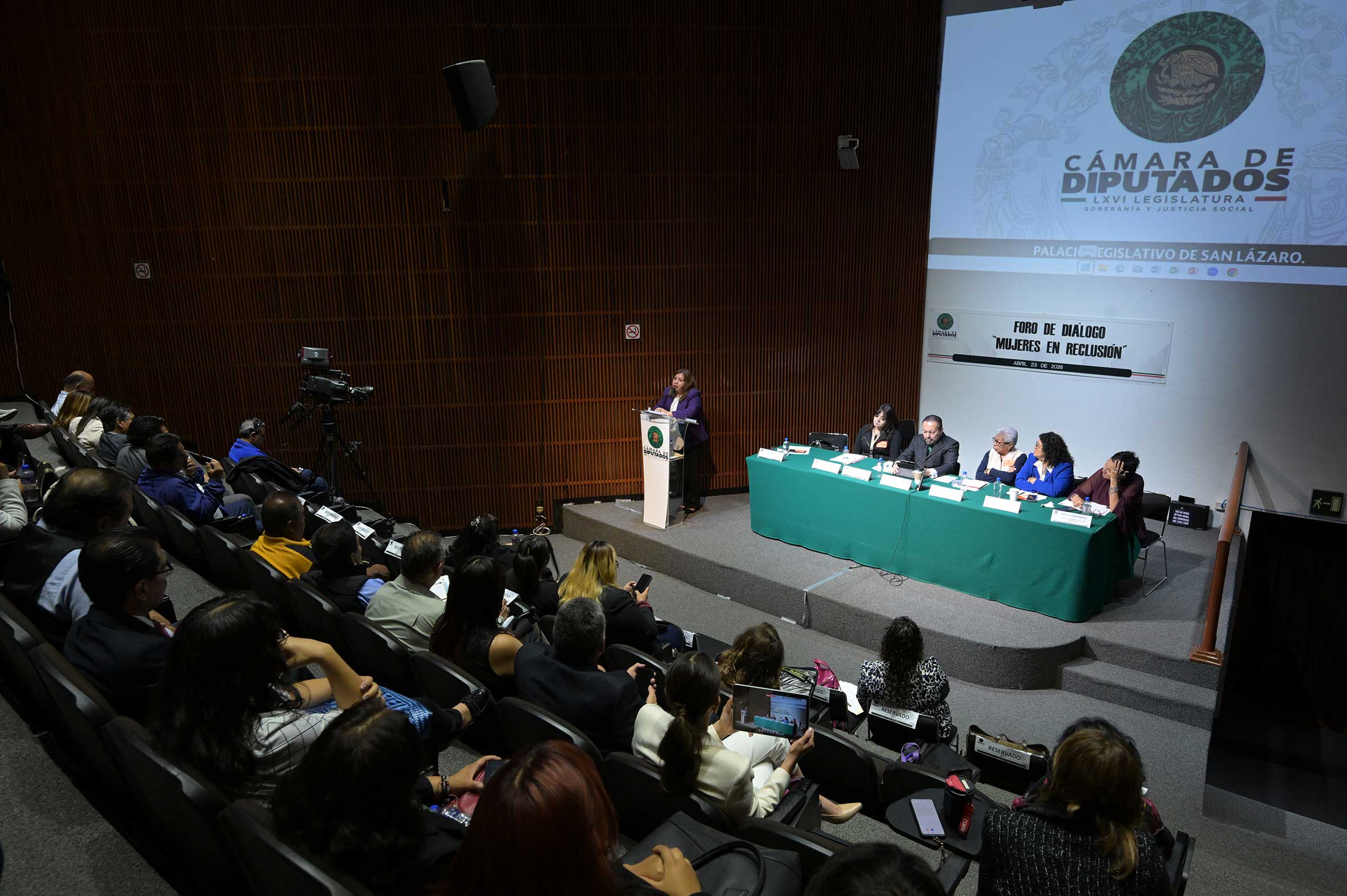 Diputados y especialistas advirtieron rezagos en salud, educación, maternidad y reinserción social dentro de los penales. “No puede haber transformación si no hay justicia social”, señalaron.
