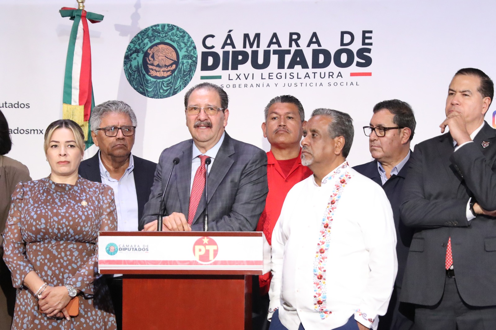 El Partido del Trabajo anunció que votará a favor de la minuta electoral enviada por el Senado. Su coordinador, Reginaldo Sandoval, afirmó que la propuesta impulsa austeridad sin afectar la operación de instituciones como el INE.