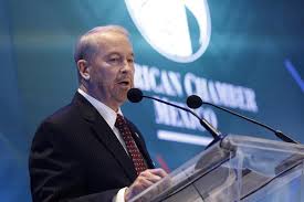 El embajador Ronald Johnson advirtió en Sinaloa que el tratado obliga a México, Estados Unidos y Canadá a castigar penalmente el soborno y la corrupción. Vinculó la llegada de inversiones con certeza jurídica, transparencia y rendición de cuentas.