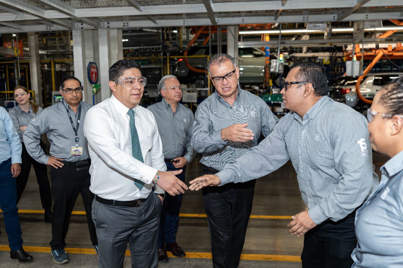 El estado crece 5.7% en actividad industrial durante 2025 y el gobierno arranca proyectos de infraestructura social y vial en San Martín Chalchicuautla.