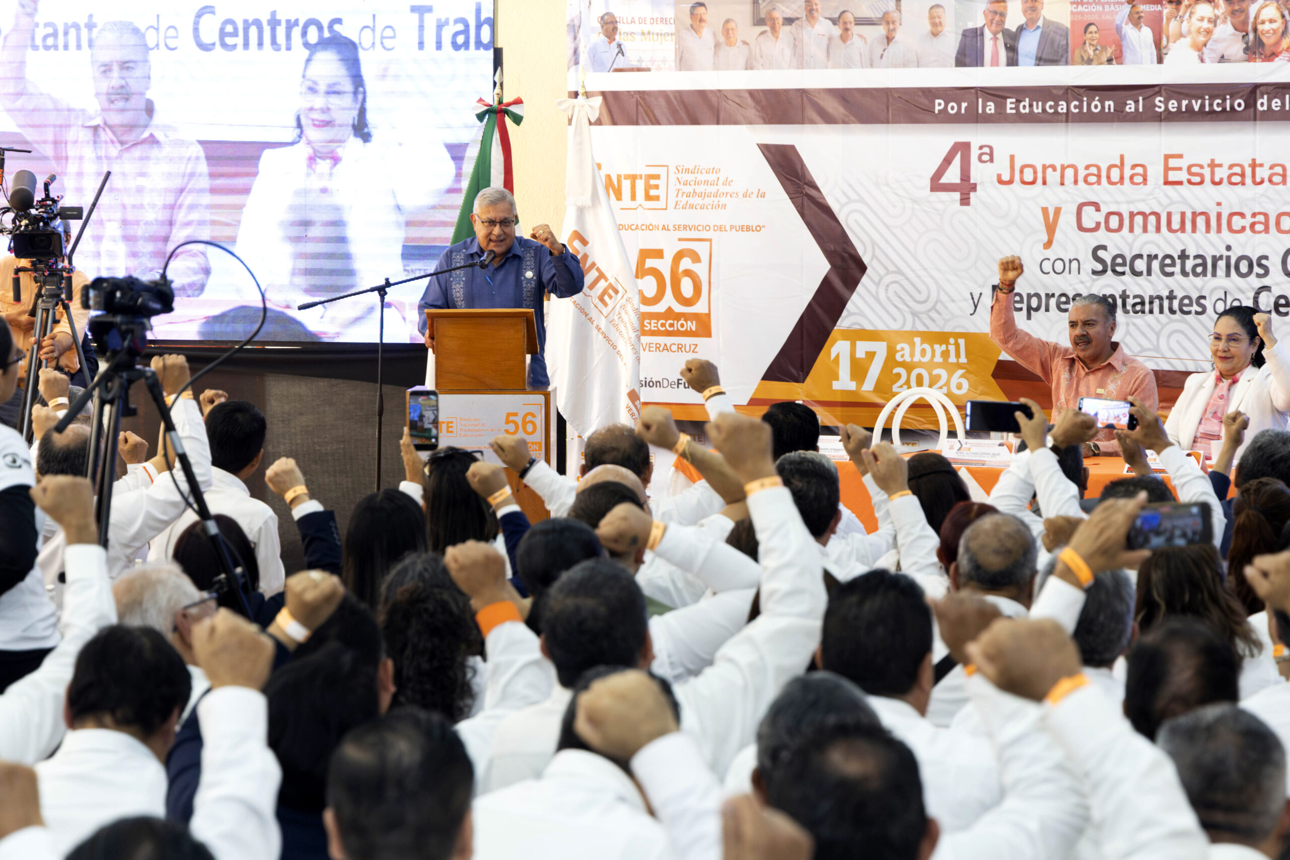 El dirigente nacional del sindicato magisterial aseguró que, tras concluir la revisión de temas laborales y sociales del Pliego Nacional de Demandas 2026, inicia la negociación económica. En Veracruz tomó protesta a nuevos representantes sindicales.