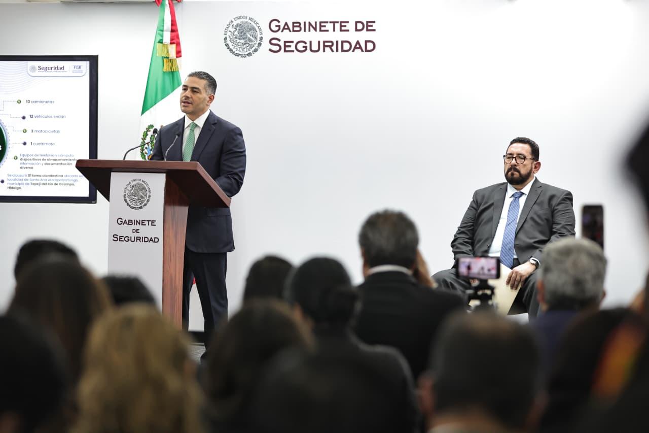 El gobierno federal informó cateos en Estado de México e Hidalgo, el aseguramiento de 10 gaseras, más de 150 mil litros de combustible, 61 pipas, armas y dinero en efectivo. Omar García Harfuch destacó que la estructura criminal tenía capacidad para sustraer hasta 1.5 millones de litros por semana.