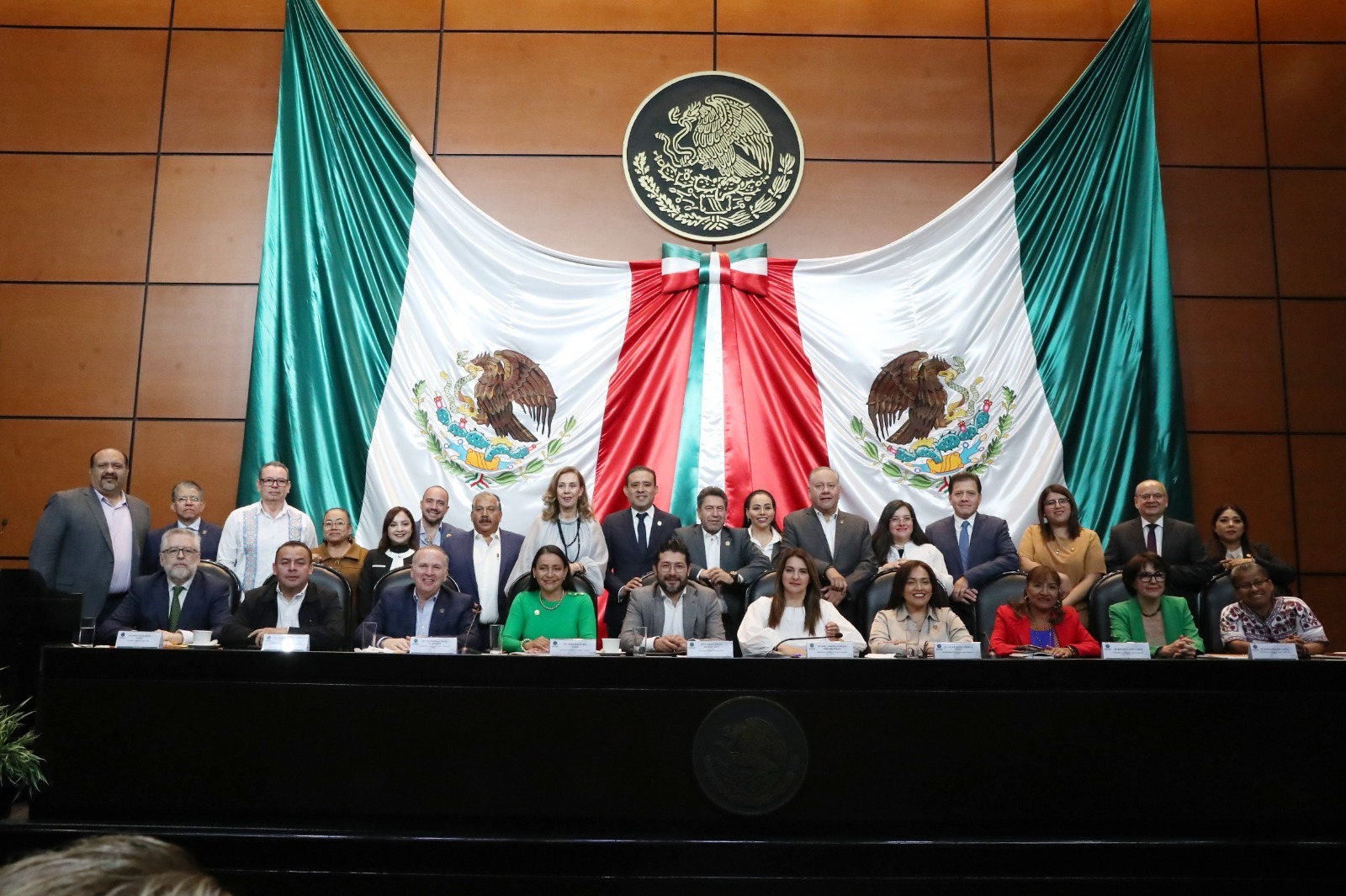 En comisiones unidas de Trabajo y Medio Ambiente, legisladores y autoridades revisaron la iniciativa presidencial que plantea el Certificado Laboral de Agroexportación (VELAGRO), con el objetivo de formalizar el empleo rural, ampliar la seguridad social y exigir estándares ambientales en productos destinados al mercado exterior.