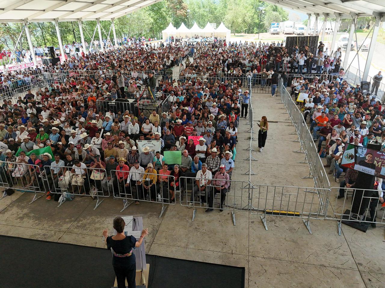 Habitantes de la Sierra Otomí-Tepehua confrontaron a la presidenta Claudia Sheinbaum durante un acto público en Hidalgo para denunciar falta de medicamentos, escasez de médicos y cobros en centros de salud. La mandataria ofreció revisar de inmediato las quejas.