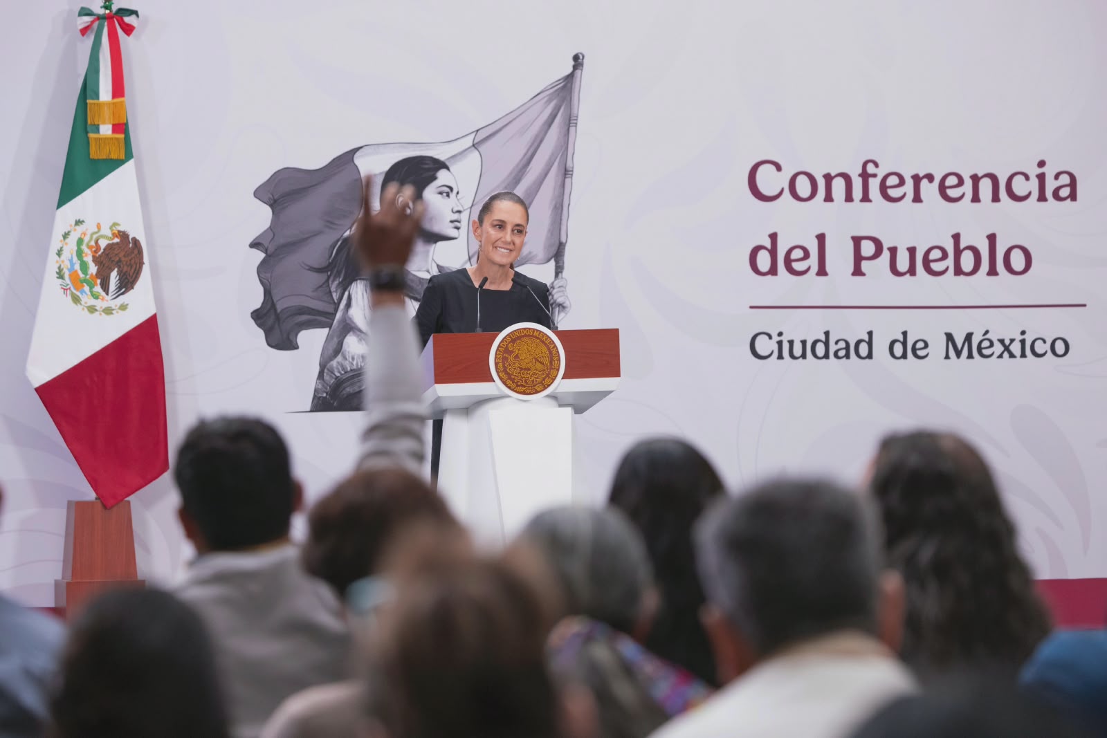 La presidenta aseguró que su gobierno mantiene coordinación institucional con todas las entidades sin importar el partido que gobierne. Advirtió que el caso de Chihuahua debe investigarse porque involucra presunta colaboración de extranjeros en tareas de seguridad sin autorización federal.